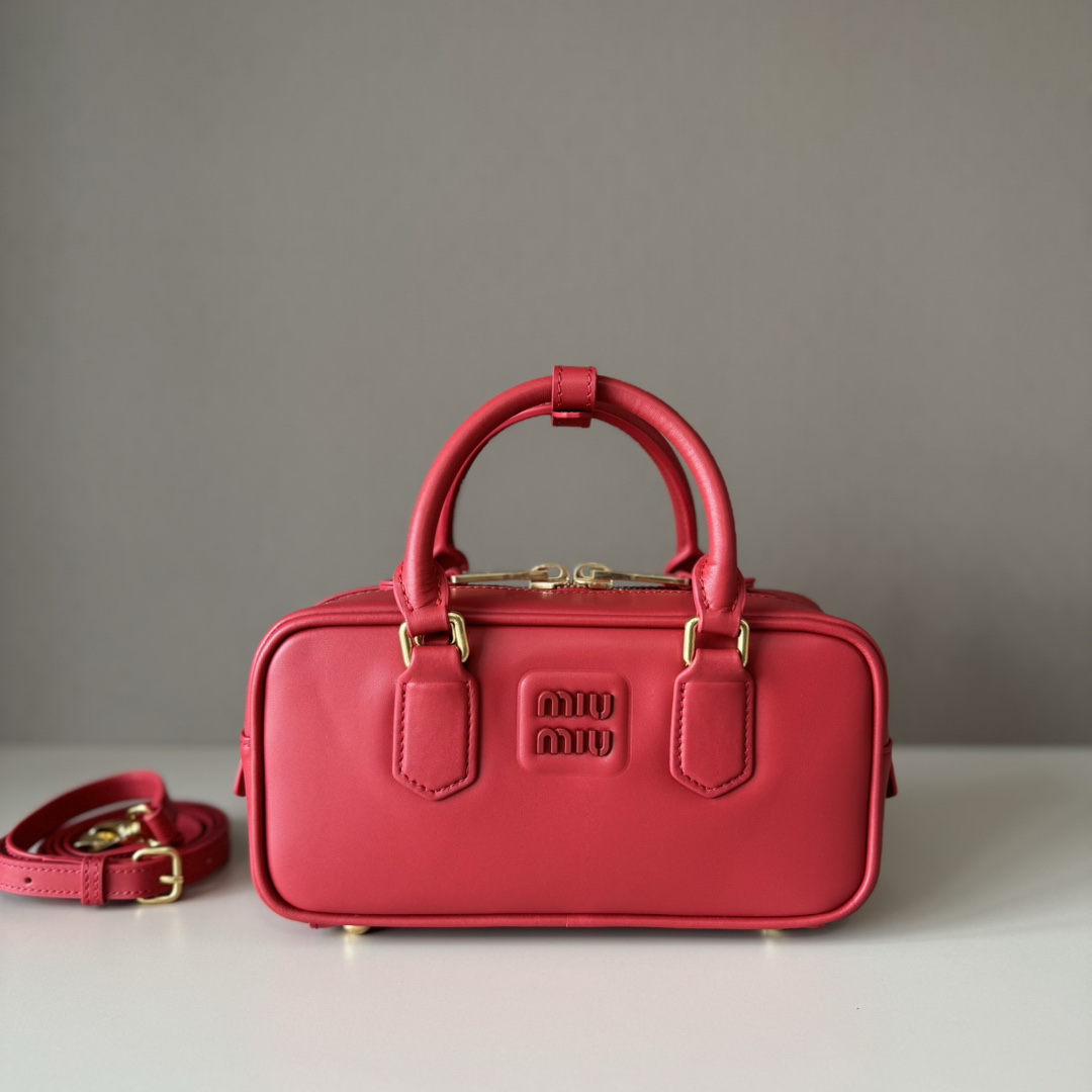 NO:187341,Big factory original leather M home new version, Dahong 5BB142, Miu home new bowling bag, official website main promotion, absolutely popular this year, top imported calf leather, Miu home unique style Matelasse pattern, exquisite three-dimensional and stylish, front engraving logo echoes the leather color, removable and adjustable leather long shoulder straps, cotton satin lining, zippered pocket, the same style of many celebrity internet celebrities, size 22X10.5X7.5Cm, with original packaging, big factory MIUMIU, miumiu, cowhide19860909大厂货  原厂皮 M家 新版本,大红 5BB142,Miu家新款保龄球包包,官网主推,今年绝对爆款式,顶级进口小牛皮,Miu家独具风格Matelasse图案,包身精致立体有型,正面刻字徽标与皮革颜色相呼应,可拆卸可调节皮革长肩带,棉质缎面衬里,配拉链式口袋,众多明星网红同款,尺寸22X10.5X7.5Cm,配原版包装,大厂货MIUMIU,miumiu,cowhide,Bag