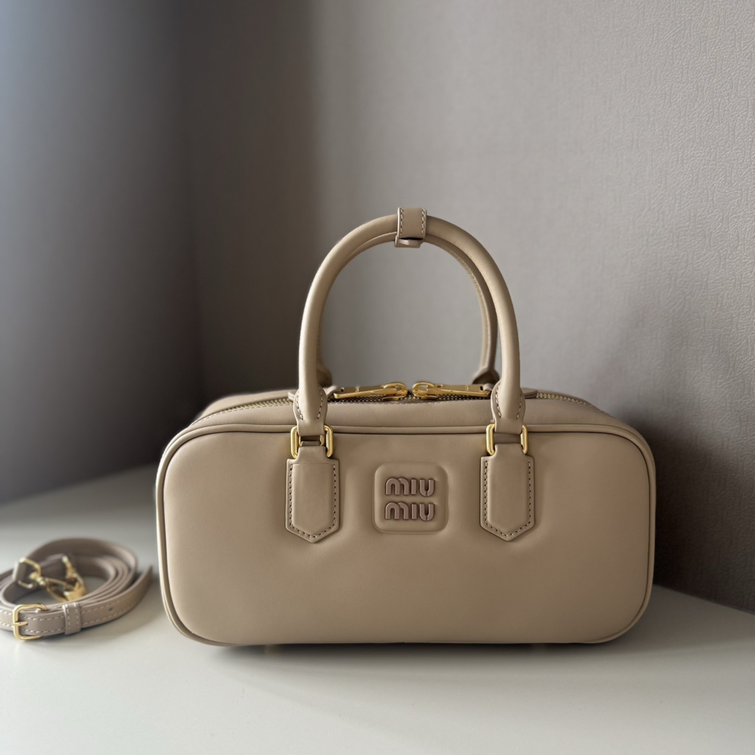 NO:187582,Large factory goods upgraded version, for ZPM home nude pink 5BB, Miu home new bowling bag, official website main recommendation, absolutely popular this year, top imported calf leather, Miu home unique style Matelasse pattern, exquisite three-dimensional and stylish, front lettering logo echoes leather color, removable and adjustable leather long shoulder strap, cotton satin lining, zippered pocket, the same style of many celebrity internet celebrities, size 27X12X9Cm, with original packaging, large factory goods MIUMIU, miumiu, cowhide19860909大厂货  升级版本,对ZPM家 裸粉色 5BB,Miu家新款保龄球包包,官网主推,今年绝对爆款式,顶级进口小牛皮,Miu家独具风格Matelasse图案,包身精致立体有型,正面刻字徽标与皮革颜色相呼应,可拆卸可调节皮革长肩带,棉质缎面衬里,配拉链式口袋,众多明星网红同款,尺寸27X12X9Cm,配原版包装,大厂货MIUMIU,miumiu,cowhide,Bag