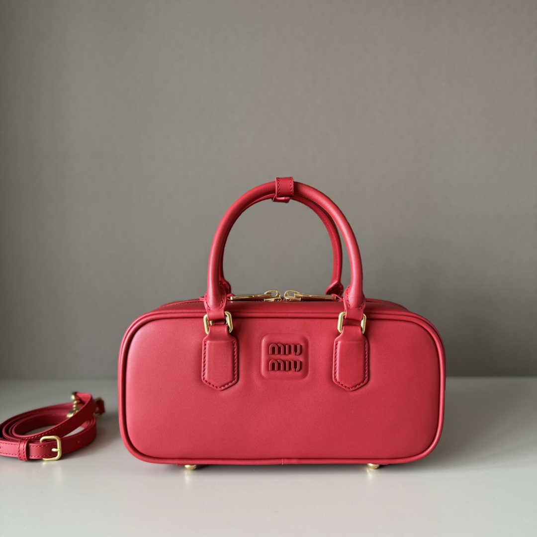 NO:187367,Big factory original leather upgraded version, for ZPM home Dahong 5BB, Miu home new bowling bag, official website main promotion, absolutely popular this year, top imported calf leather, Miu home unique style Matelasse pattern, exquisite three-dimensional and stylish, front engraving logo echoes the leather color, removable and adjustable leather long shoulder strap, cotton satin lining, zippered pocket, the same style of many celebrity internet celebrities, size 27X12X9Cm, with original packaging, big factory MIUMIU, miumiu, cowhide19860909大厂货 原厂皮 升级版本,对ZPM家 大红 5BB,Miu家新款保龄球包包,官网主推,今年绝对爆款式,顶级进口小牛皮,Miu家独具风格Matelasse图案,包身精致立体有型,正面刻字徽标与皮革颜色相呼应,可拆卸可调节皮革长肩带,棉质缎面衬里,配拉链式口袋,众多明星网红同款,尺寸27X12X9Cm,配原版包装,大厂货MIUMIU,miumiu,cowhide,Bag