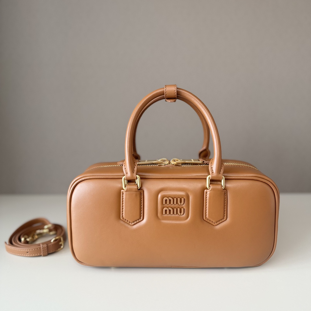 NO:187587,Large factory goods upgraded version, for ZPM home cognac color 5BB, Miu home new bowling bag, official website main recommendation, absolutely popular this year, top imported calf leather, Miu home unique style Matelasse pattern, exquisite three-dimensional and stylish, front engraving logo echoes leather color, removable and adjustable leather long shoulder strap, cotton satin lining, zippered pocket, the same style of many celebrity internet celebrities, size 27X12X9Cm, with original packaging, large factory goods MIUMIU, miumiu, cowhide19860909大厂货  升级版本,对ZPM家 干邑色 5BB,Miu家新款保龄球包包,官网主推,今年绝对爆款式,顶级进口小牛皮,Miu家独具风格Matelasse图案,包身精致立体有型,正面刻字徽标与皮革颜色相呼应,可拆卸可调节皮革长肩带,棉质缎面衬里,配拉链式口袋,众多明星网红同款,尺寸27X12X9Cm,配原版包装,大厂货MIUMIU,miumiu,cowhide,Bag