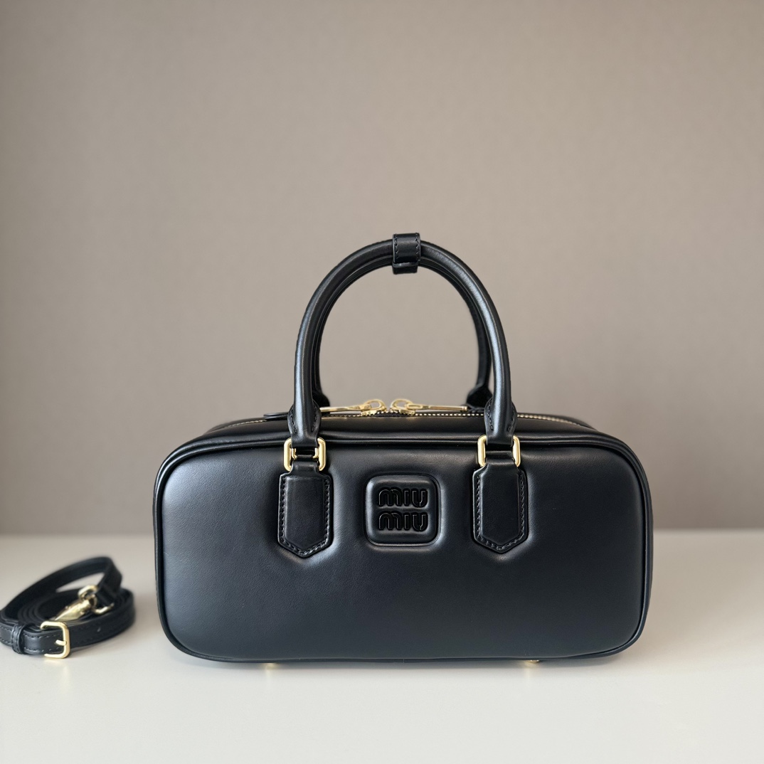 NO:187591,Large factory goods upgraded version, for ZPM home black 5BB, Miu home new bowling bag, official website main recommendation, absolutely popular this year, top imported calf leather, Miu home unique style Matelasse pattern, exquisite three-dimensional and stylish, front engraving logo echoes leather color, removable and adjustable leather long shoulder strap, cotton satin lining, zippered pocket, the same style of many celebrity internet celebrities, size 27X12X9Cm, with original packaging, large factory goods MIUMIU, miumiu, cowhide19860909大厂货  升级版本,对ZPM家 黑色 5BB,Miu家新款保龄球包包,官网主推,今年绝对爆款式,顶级进口小牛皮,Miu家独具风格Matelasse图案,包身精致立体有型,正面刻字徽标与皮革颜色相呼应,可拆卸可调节皮革长肩带,棉质缎面衬里,配拉链式口袋,众多明星网红同款,尺寸27X12X9Cm,配原版包装,大厂货MIUMIU,miumiu,cowhide,Bag