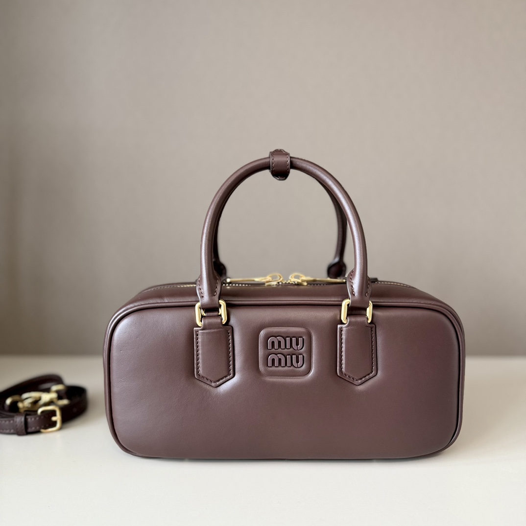 NO:187596,Large factory goods upgraded version, for ZPM home heather 5BB, Miu home new bowling bag, official website main recommendation, absolutely popular this year, top imported calf leather, Miu home unique style Matelasse pattern, exquisite three-dimensional and stylish, front engraving logo echoes leather color, removable and adjustable leather long shoulder strap, cotton satin lining, zippered pocket, the same style of many celebrity internet celebrities, size 27X12X9Cm, with original packaging, large factory goods MIUMIU, miumiu, cowhide19860909大厂货  升级版本,对ZPM家 石楠木 5BB,Miu家新款保龄球包包,官网主推,今年绝对爆款式,顶级进口小牛皮,Miu家独具风格Matelasse图案,包身精致立体有型,正面刻字徽标与皮革颜色相呼应,可拆卸可调节皮革长肩带,棉质缎面衬里,配拉链式口袋,众多明星网红同款,尺寸27X12X9Cm,配原版包装,大厂货MIUMIU,miumiu,cowhide,Bag