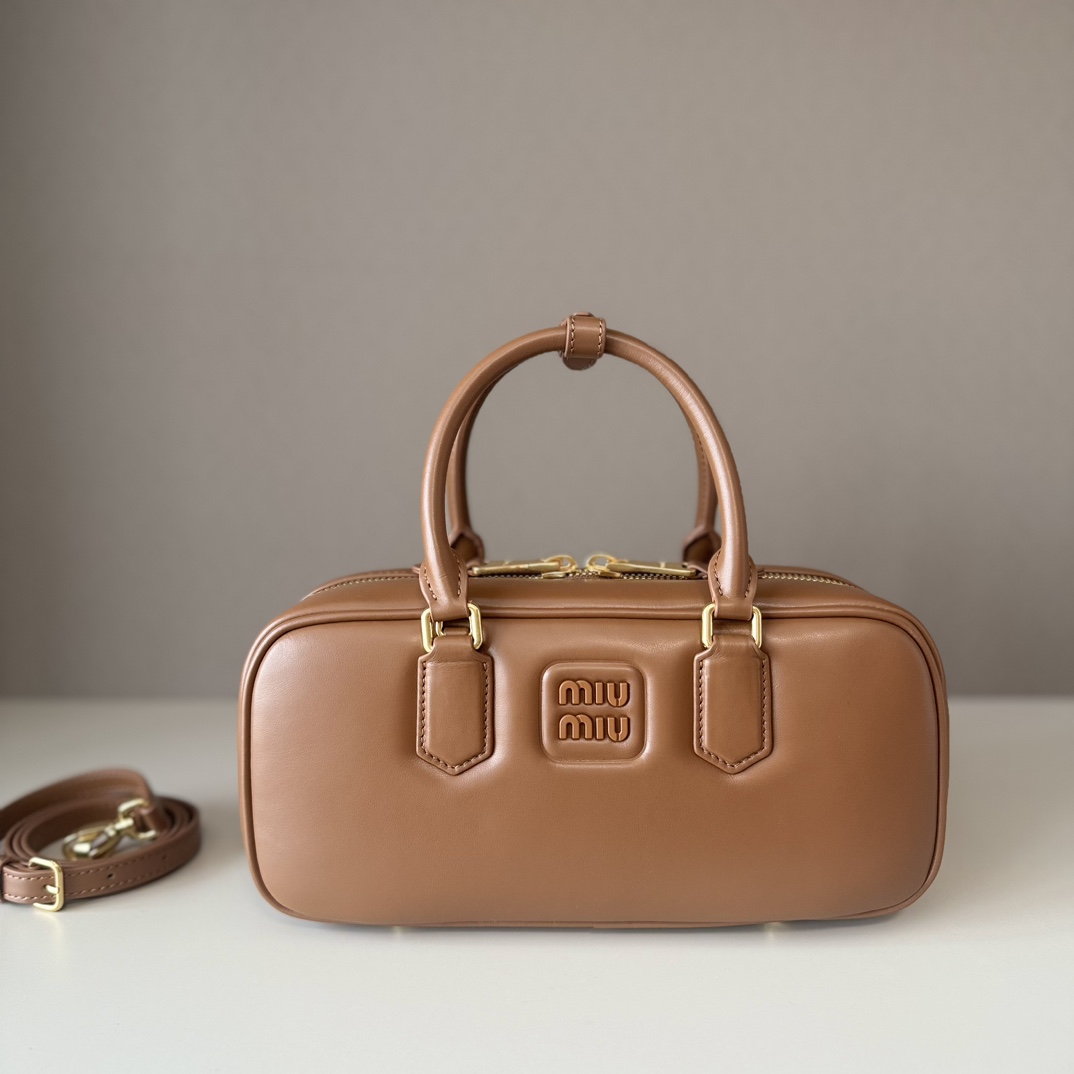 NO:187600,Large factory goods upgraded version, for ZPM home brown 5BB, Miu home new bowling bag, official website main recommendation, absolutely popular this year, top imported calf leather, Miu home unique style Matelasse pattern, exquisite three-dimensional and stylish, front engraving logo echoes leather color, removable and adjustable leather long shoulder strap, cotton satin lining, zippered pocket, the same style of many celebrity internet celebrities, size 27X12X9Cm, with original packaging, large factory goods MIUMIU, miumiu, cowhide19860909大厂货  升级版本,对ZPM家 棕色 5BB,Miu家新款保龄球包包,官网主推,今年绝对爆款式,顶级进口小牛皮,Miu家独具风格Matelasse图案,包身精致立体有型,正面刻字徽标与皮革颜色相呼应,可拆卸可调节皮革长肩带,棉质缎面衬里,配拉链式口袋,众多明星网红同款,尺寸27X12X9Cm,配原版包装,大厂货MIUMIU,miumiu,cowhide,Bag