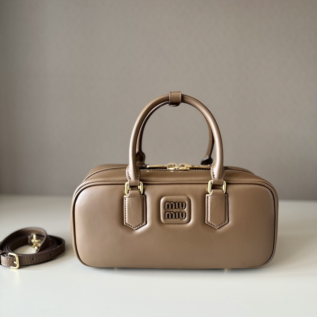 NO:187604,Large factory goods upgraded version, for ZPM home tundra color 5BB, Miu home new bowling bag, official website main recommendation, absolutely popular this year, top imported calf leather, Miu home unique style Matelasse pattern, exquisite three-dimensional and stylish, front engraving logo echoes leather color, removable and adjustable leather long shoulder strap, cotton satin lining, zippered pocket, the same style of many celebrity internet celebrities, size 27X12X9Cm, with original packaging, large factory goods MIUMIU, miumiu, cowhide19860909大厂货  升级版本,对ZPM家 苔原色 5BB,Miu家新款保龄球包包,官网主推,今年绝对爆款式,顶级进口小牛皮,Miu家独具风格Matelasse图案,包身精致立体有型,正面刻字徽标与皮革颜色相呼应,可拆卸可调节皮革长肩带,棉质缎面衬里,配拉链式口袋,众多明星网红同款,尺寸27X12X9Cm,配原版包装,大厂货MIUMIU,miumiu,cowhide,Bag