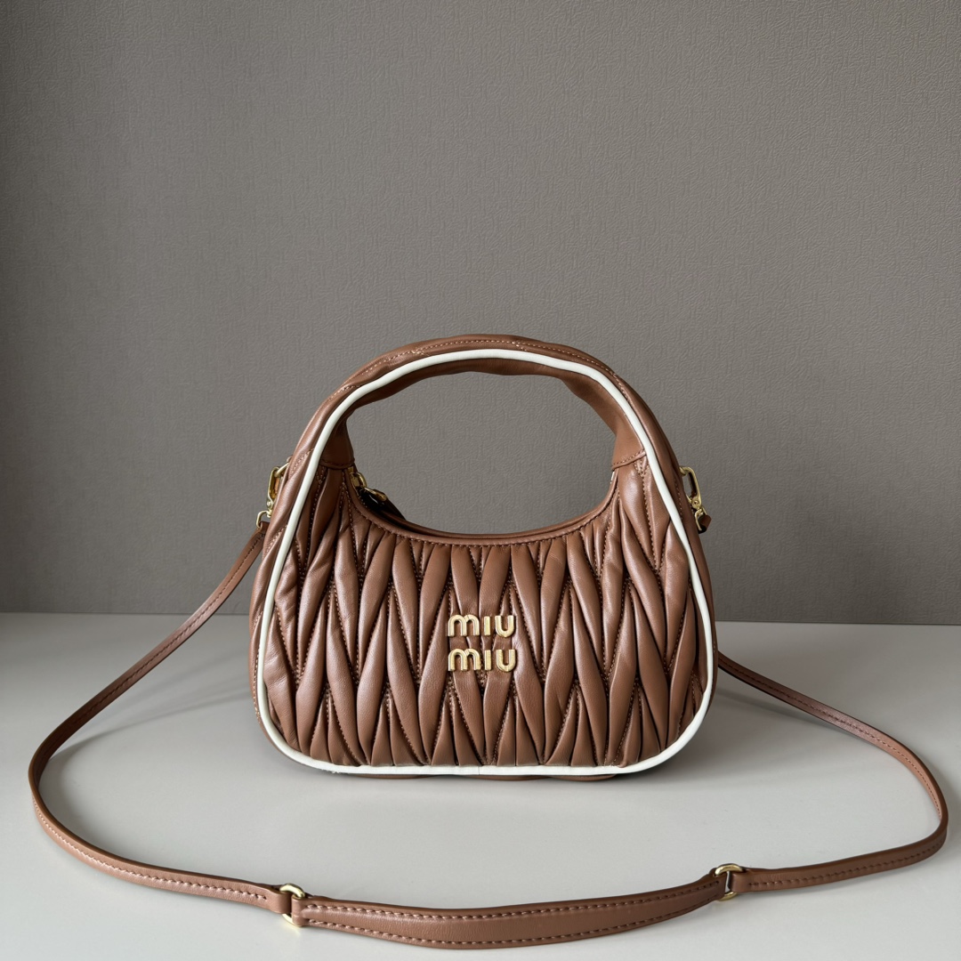 NO:187343,Big factory original leather M home new product 5BC caramel white edge MiuWander handbag, brand new bold color design, using imported lambskin classic brand iconic Matelasse texture embroidery, retro matte hardware, using round and lonely curves, retaining the playful feeling it should have. The overall shape of the bag is firm and stylish, full of personality, sweet or salty, and the capacity is shiny. Almost everyone has one of the major fashion owners, size 23 x 13 x 7cm with original packaging, Big factory MIUMIU, miumiu, sheepskin19860909大厂货 原厂皮 M家新品 5BC焦糖白边 MiuWander手袋,全新大胆配色设计,采用进口小羊皮经典品牌标志性Matelasse纹理绣花,复古磨砂五金,利用圆孤的曲线,保留了应有的俏皮感,包型整体硬挺有型,充满个性,可甜可盐,容量可光,各大时尚搏主几乎人手一个,尺寸23 x 13 x 7cm 配原版包装,大厂货MIUMIU,miumiu,sheepskin,Bag