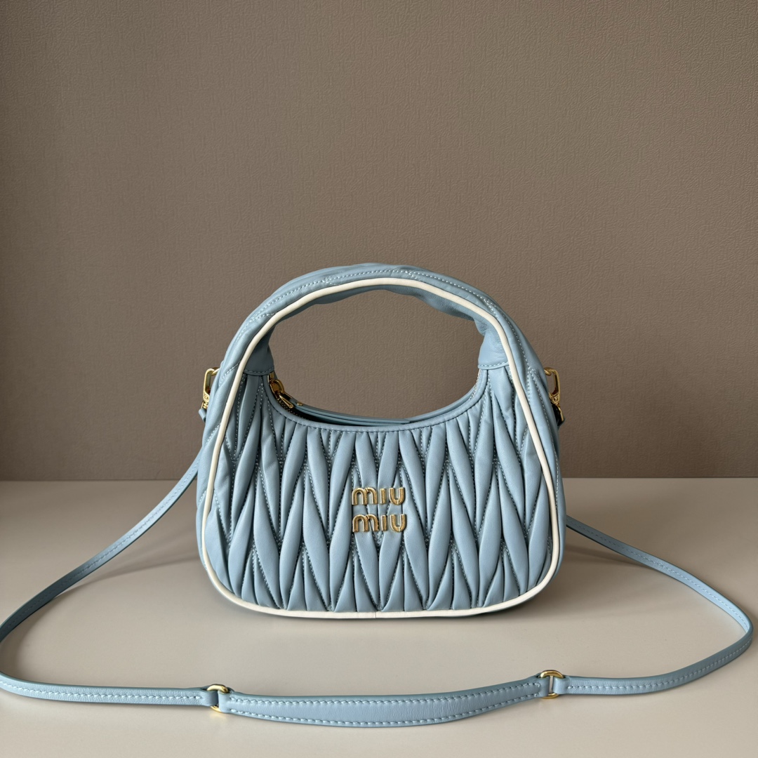 NO:187346,Big factory original leather M home new product 5BC light blue and white edge MiuWander handbag, brand new bold color design, using imported lambskin classic brand iconic Matelasse texture embroidery, retro matte hardware, using round and lonely curves, retaining the playful feeling it should have. The overall bag shape is firm and stylish, full of personality, sweet or salty, capacity can be shiny, and each major fashion owner almost everyone has one, size 23 x 13 x 7cm with original packaging, Big factory MIUMIU, miumiu, sheepskin19860909大厂货 原厂皮 M家新品 5BC浅蓝白边 MiuWander手袋,全新大胆配色设计,采用进口小羊皮经典品牌标志性Matelasse纹理绣花,复古磨砂五金,利用圆孤的曲线,保留了应有的俏皮感,包型整体硬挺有型,充满个性,可甜可盐,容量可光,各大时尚搏主几乎人手一个,尺寸23 x 13 x 7cm 配原版包装,大厂货MIUMIU,miumiu,sheepskin,Bag