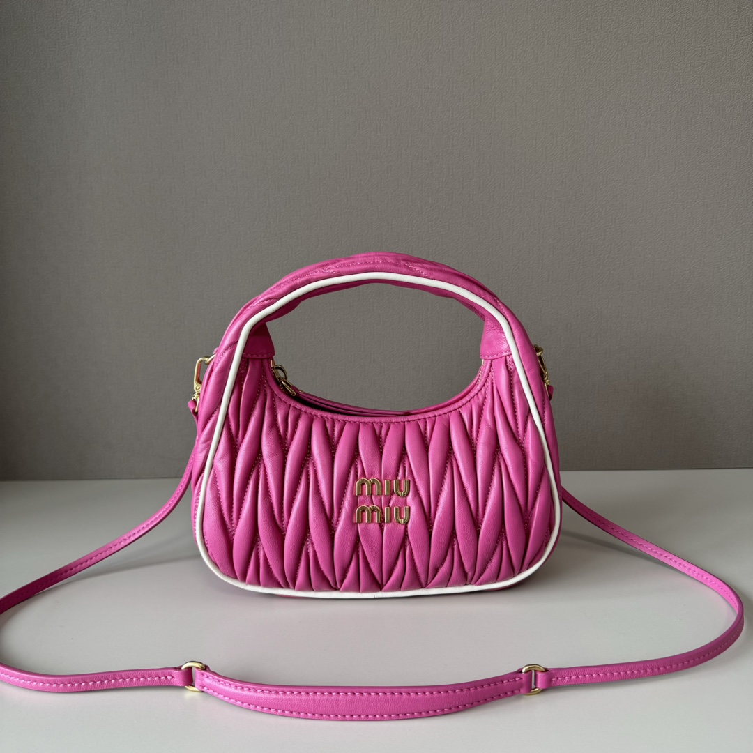 NO:187349,Big factory original leather M home new product 5BC rose red and white edge MiuWander handbag, brand new bold color design, using imported lambskin classic brand iconic Matelasse texture embroidery, retro matte hardware, using round and lonely curves, retaining the playful feeling it should have. The overall shape of the bag is firm and stylish, full of personality, sweet or salty, and the capacity is shiny. Almost everyone has one of the major fashion owners, size 23 x 13 x 7cm with original packaging, Big factory MIUMIU, miumiu, sheepskin19860909大厂货 原厂皮 M家新品 5BC玫红白边 MiuWander手袋,全新大胆配色设计,采用进口小羊皮经典品牌标志性Matelasse纹理绣花,复古磨砂五金,利用圆孤的曲线,保留了应有的俏皮感,包型整体硬挺有型,充满个性,可甜可盐,容量可光,各大时尚搏主几乎人手一个,尺寸23 x 13 x 7cm 配原版包装,大厂货MIUMIU,miumiu,sheepskin,Bag