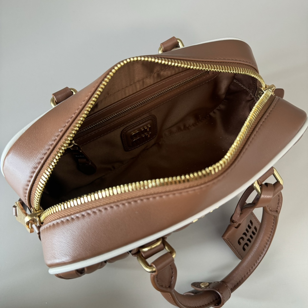 😘M家新品🍒 5BB142焦糖白边,M家新款保龄球包包,官网主推,今年绝对爆🔥款式,顶级进口小羊皮,Miu家独具风格Matelasse图案,包身精致立体有型,正面刻字徽标与皮革颜色相呼应,可拆卸可调节皮革长肩带,棉质缎面衬里,配拉链式口袋,众多明星网红同款,尺寸22 x 10.5 x 7.5Cm,配原版包装🎁