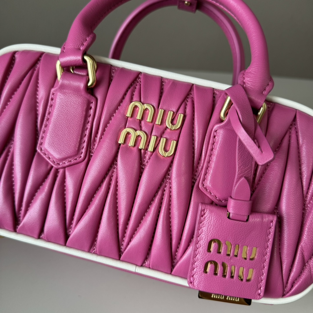 😘M家新品🍒 5BB142玫红白边,M家新款保龄球包包,官网主推,今年绝对爆🔥款式,顶级进口小羊皮,Miu家独具风格Matelasse图案,包身精致立体有型,正面刻字徽标与皮革颜色相呼应,可拆卸可调节皮革长肩带,棉质缎面衬里,配拉链式口袋,众多明星网红同款,尺寸22 x 10.5 x 7.5Cm,配原版包装🎁