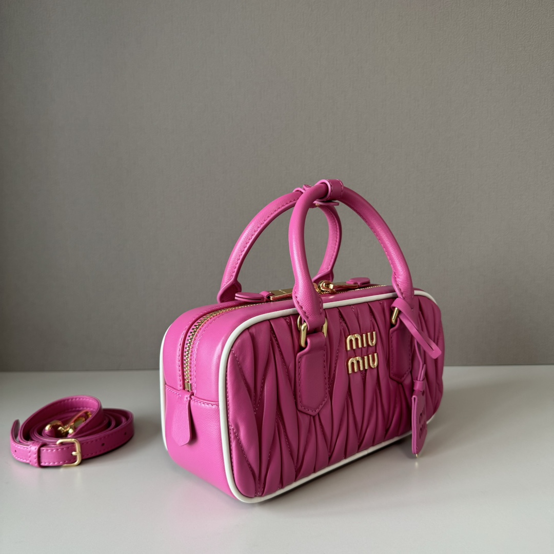 😘M家新品🍒 5BB142玫红白边,M家新款保龄球包包,官网主推,今年绝对爆🔥款式,顶级进口小羊皮,Miu家独具风格Matelasse图案,包身精致立体有型,正面刻字徽标与皮革颜色相呼应,可拆卸可调节皮革长肩带,棉质缎面衬里,配拉链式口袋,众多明星网红同款,尺寸22 x 10.5 x 7.5Cm,配原版包装🎁