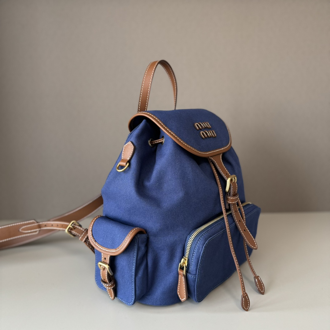😘MIU新品🍒学院风双肩包:5BZ042,帆布与高品质小牛皮的完美搭配,厚实耐磨亚麻混纺内衬,这款皮革双肩包采用校园风设计,融合精湛工艺与休闲态度,别致的多口袋设计彰显MlU手袋的时尚趣致精神,经典皮革双肩背带与肩带,穿搭开挂神器:配白T牛仔,配卡其风衣,配休闲运动服…风格百变,内里装得下宇宙:iPad,折叠伞,化妆包,实用轻便又高级感十足
尺寸:29.5X25X12.5cm