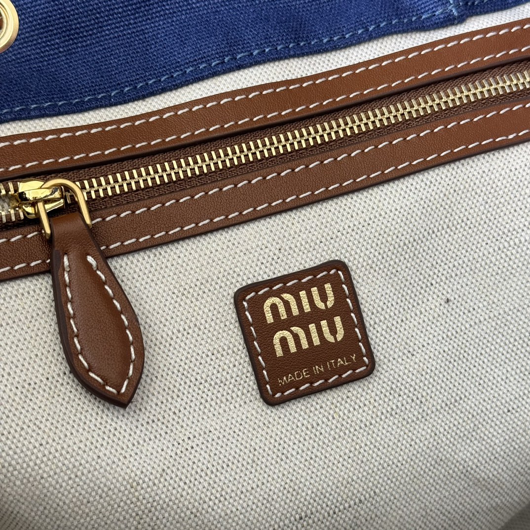 😘MIU新品🍒学院风双肩包:5BZ042,帆布与高品质小牛皮的完美搭配,厚实耐磨亚麻混纺内衬,这款皮革双肩包采用校园风设计,融合精湛工艺与休闲态度,别致的多口袋设计彰显MlU手袋的时尚趣致精神,经典皮革双肩背带与肩带,穿搭开挂神器:配白T牛仔,配卡其风衣,配休闲运动服…风格百变,内里装得下宇宙:iPad,折叠伞,化妆包,实用轻便又高级感十足
尺寸:29.5X25X12.5cm