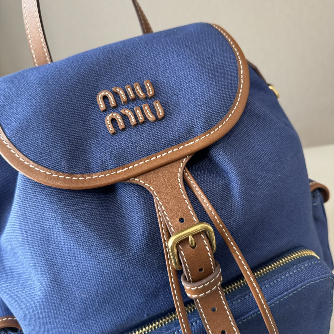 😘MIU新品🍒学院风双肩包:5BZ042,帆布与高品质小牛皮的完美搭配,厚实耐磨亚麻混纺内衬,这款皮革双肩包采用校园风设计,融合精湛工艺与休闲态度,别致的多口袋设计彰显MlU手袋的时尚趣致精神,经典皮革双肩背带与肩带,穿搭开挂神器:配白T牛仔,配卡其风衣,配休闲运动服…风格百变,内里装得下宇宙:iPad,折叠伞,化妆包,实用轻便又高级感十足
尺寸:29.5X25X12.5cm