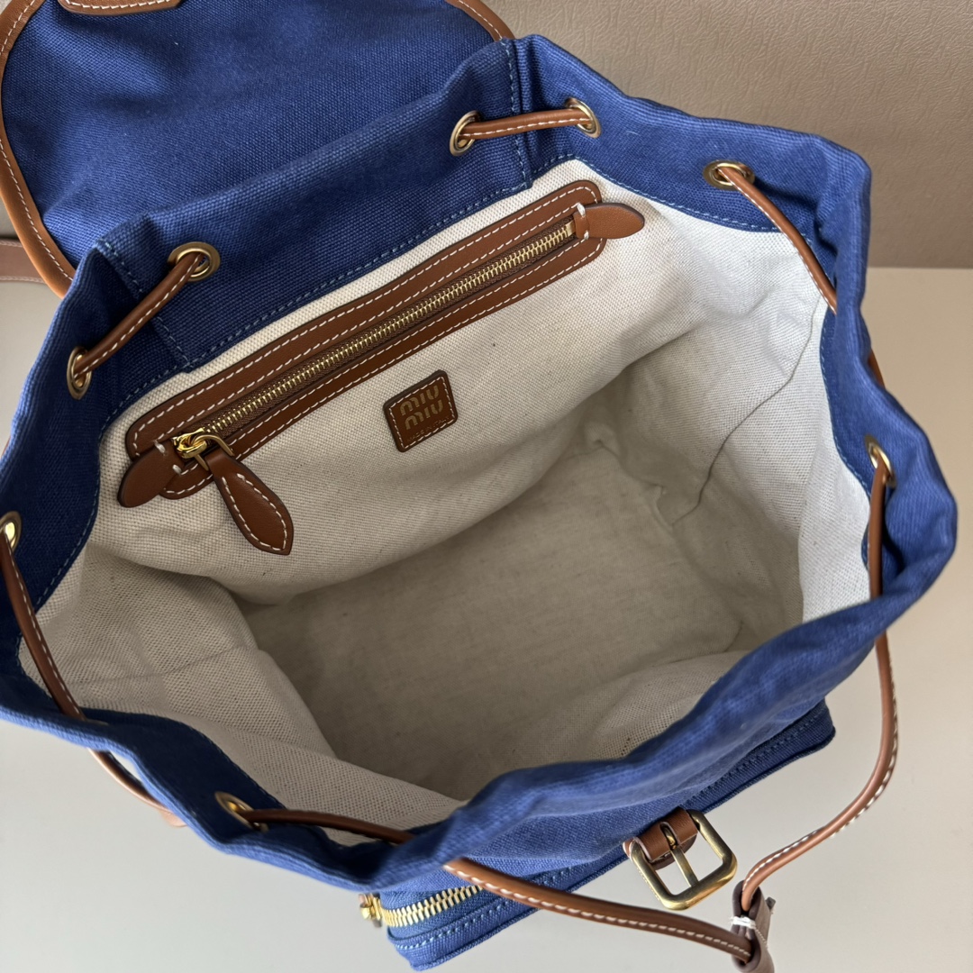 😘MIU新品🍒学院风双肩包:5BZ042,帆布与高品质小牛皮的完美搭配,厚实耐磨亚麻混纺内衬,这款皮革双肩包采用校园风设计,融合精湛工艺与休闲态度,别致的多口袋设计彰显MlU手袋的时尚趣致精神,经典皮革双肩背带与肩带,穿搭开挂神器:配白T牛仔,配卡其风衣,配休闲运动服…风格百变,内里装得下宇宙:iPad,折叠伞,化妆包,实用轻便又高级感十足
尺寸:29.5X25X12.5cm