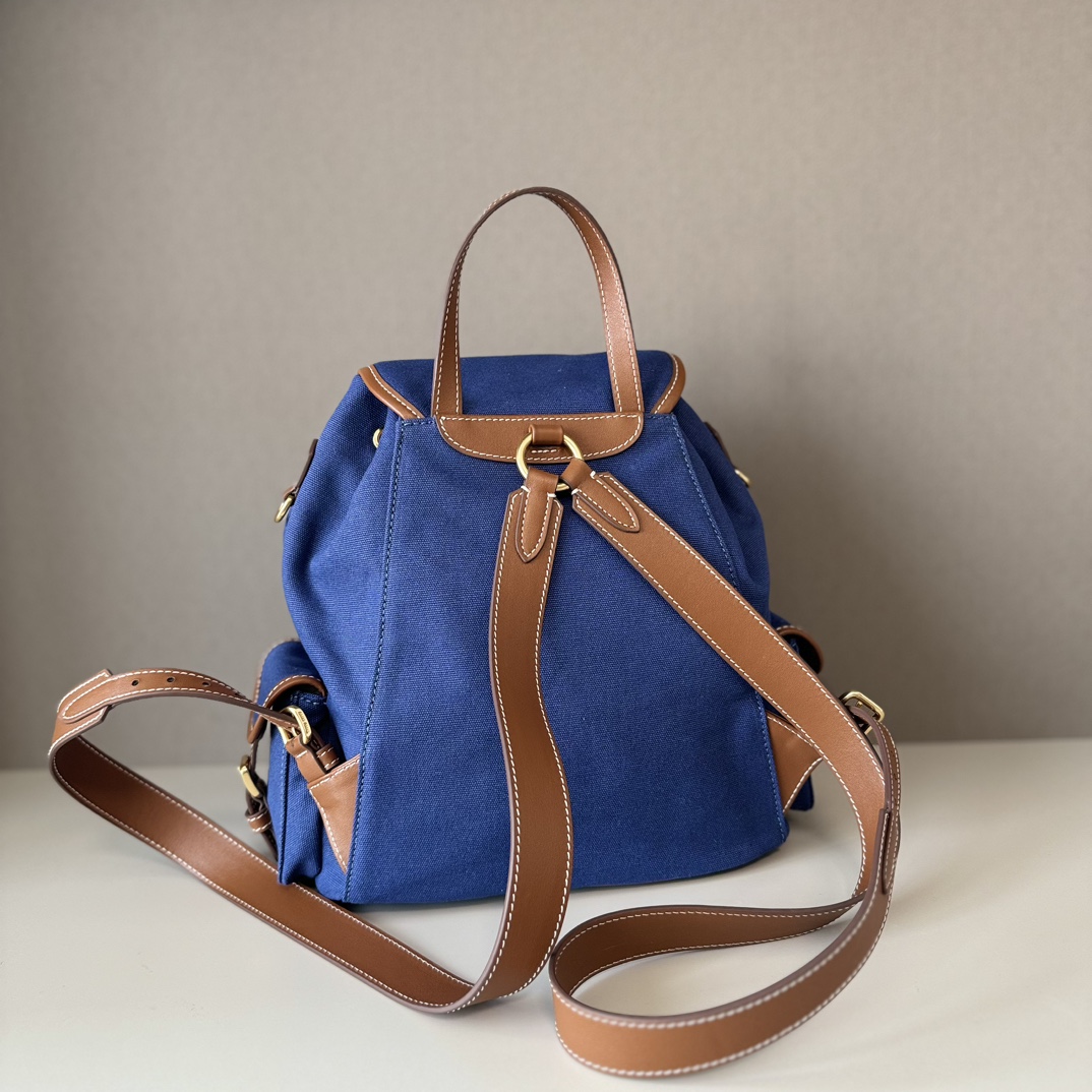 😘MIU新品🍒学院风双肩包:5BZ042,帆布与高品质小牛皮的完美搭配,厚实耐磨亚麻混纺内衬,这款皮革双肩包采用校园风设计,融合精湛工艺与休闲态度,别致的多口袋设计彰显MlU手袋的时尚趣致精神,经典皮革双肩背带与肩带,穿搭开挂神器:配白T牛仔,配卡其风衣,配休闲运动服…风格百变,内里装得下宇宙:iPad,折叠伞,化妆包,实用轻便又高级感十足
尺寸:29.5X25X12.5cm
