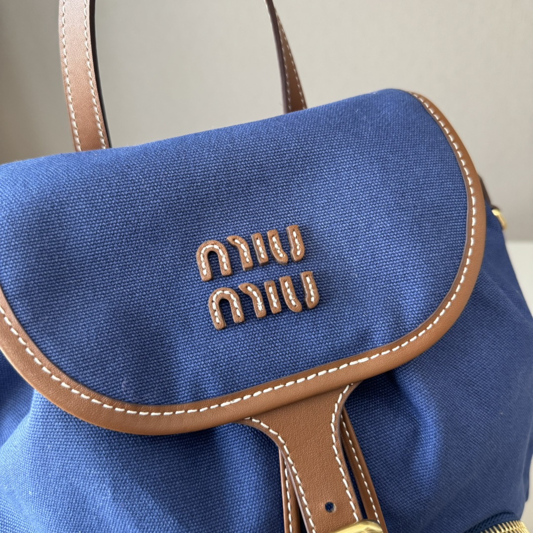 😘MIU新品🍒学院风双肩包:5BZ042,帆布与高品质小牛皮的完美搭配,厚实耐磨亚麻混纺内衬,这款皮革双肩包采用校园风设计,融合精湛工艺与休闲态度,别致的多口袋设计彰显MlU手袋的时尚趣致精神,经典皮革双肩背带与肩带,穿搭开挂神器:配白T牛仔,配卡其风衣,配休闲运动服…风格百变,内里装得下宇宙:iPad,折叠伞,化妆包,实用轻便又高级感十足
尺寸:29.5X25X12.5cm