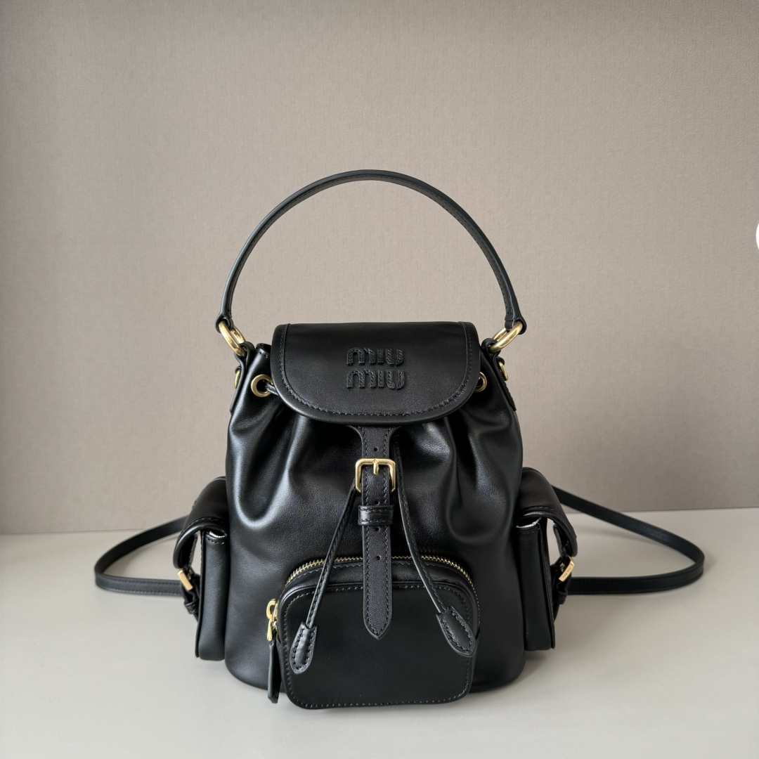 NO:187405,Large factory original leather MIU new college style backpack small 5BZ043, ultra-high quality calf leather with thick wear-resistant linen blend lining, this leather backpack adopts campus style design, blending exquisite craftsmanship and casual attitude, the unique multi-pocket design highlights the fashionable and interesting spirit of MlU handbags, classic leather shoulder straps and shoulder straps, wearable hanging artifact with white T-jeans, khaki windbreakers, casual sportswear... The style is varied, the inner can be filled with universe iPad, folding umbrellas, makeup bags, practical, light and high-end sense. Size 22 x 18 x 11.5cm, large factory MIUMIU, miumiu, cosmetic bags & cases, cowhide19860909大厂货 原厂皮 MIU新品学院风双肩包 小号5BZ043,超高品质小牛皮搭配厚实耐磨亚麻混纺内衬,这款皮革双肩包采用校园风设计,融合精湛工艺与休闲态度,别致的多口袋设计彰显MlU手袋的时尚趣致精神,经典皮革双肩背带与肩带,穿搭开挂神器配白T牛仔,配卡其风衣,配休闲运动服…风格百变,内里装得下宇宙iPad,折叠伞,化妆包,实用轻便又高级感十足 尺寸22 x 18 x 11.5cm,大厂货MIUMIU,miumiu,cosmetic bags & cases,cowhide,Bag