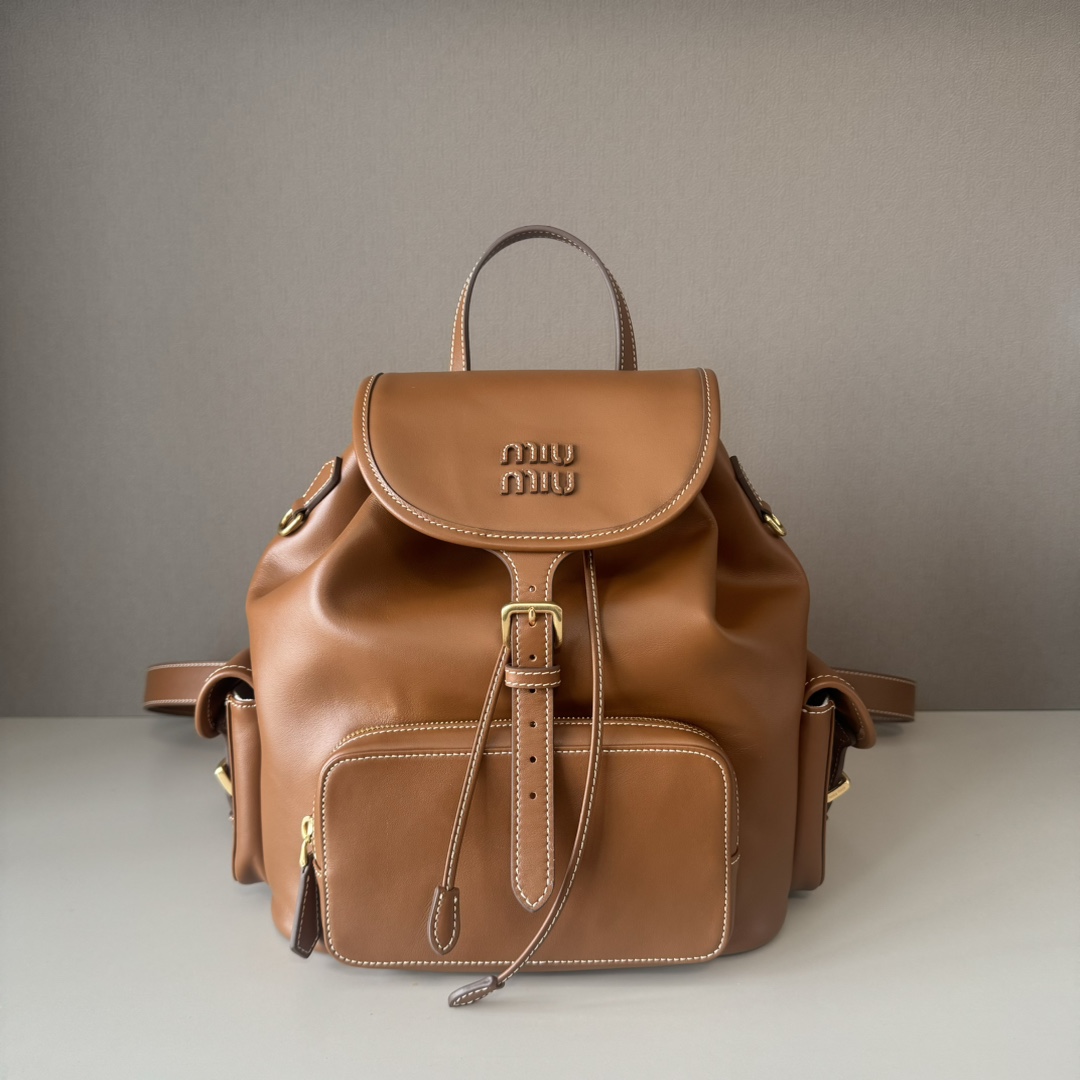 NO:187401,Large factory original leather MIU new college style backpack 5BZ042, ​​high-quality calf leather with thick wear-resistant linen blend lining, this leather backpack adopts campus style design, blending exquisite craftsmanship and casual attitude, the unique multi-pocket design highlights the fashionable and interesting spirit of MlU handbags, classic leather shoulder straps and shoulder straps, wearable hanging artifact with white T-jeans, khaki windbreakers, casual sportswear... The style is varied, and the inner can be filled with universe iPad, folding umbrellas, makeup bags, practical, light and high-end sense. Size 29.5 x 25 x 12.5cm, large factory MIUMIU, miumiu, cosmetic bags & cases, cowhide19860909大厂货 原厂皮 MIU新品学院风双肩包 5BZ042,高品质小牛皮搭配厚实耐磨亚麻混纺内衬,这款皮革双肩包采用校园风设计,融合精湛工艺与休闲态度,别致的多口袋设计彰显MlU手袋的时尚趣致精神,经典皮革双肩背带与肩带,穿搭开挂神器配白T牛仔,配卡其风衣,配休闲运动服…风格百变,内里装得下宇宙iPad,折叠伞,化妆包,实用轻便又高级感十足 尺寸29.5 x 25 x 12.5cm,大厂货MIUMIU,miumiu,cosmetic bags & cases,cowhide,Bag