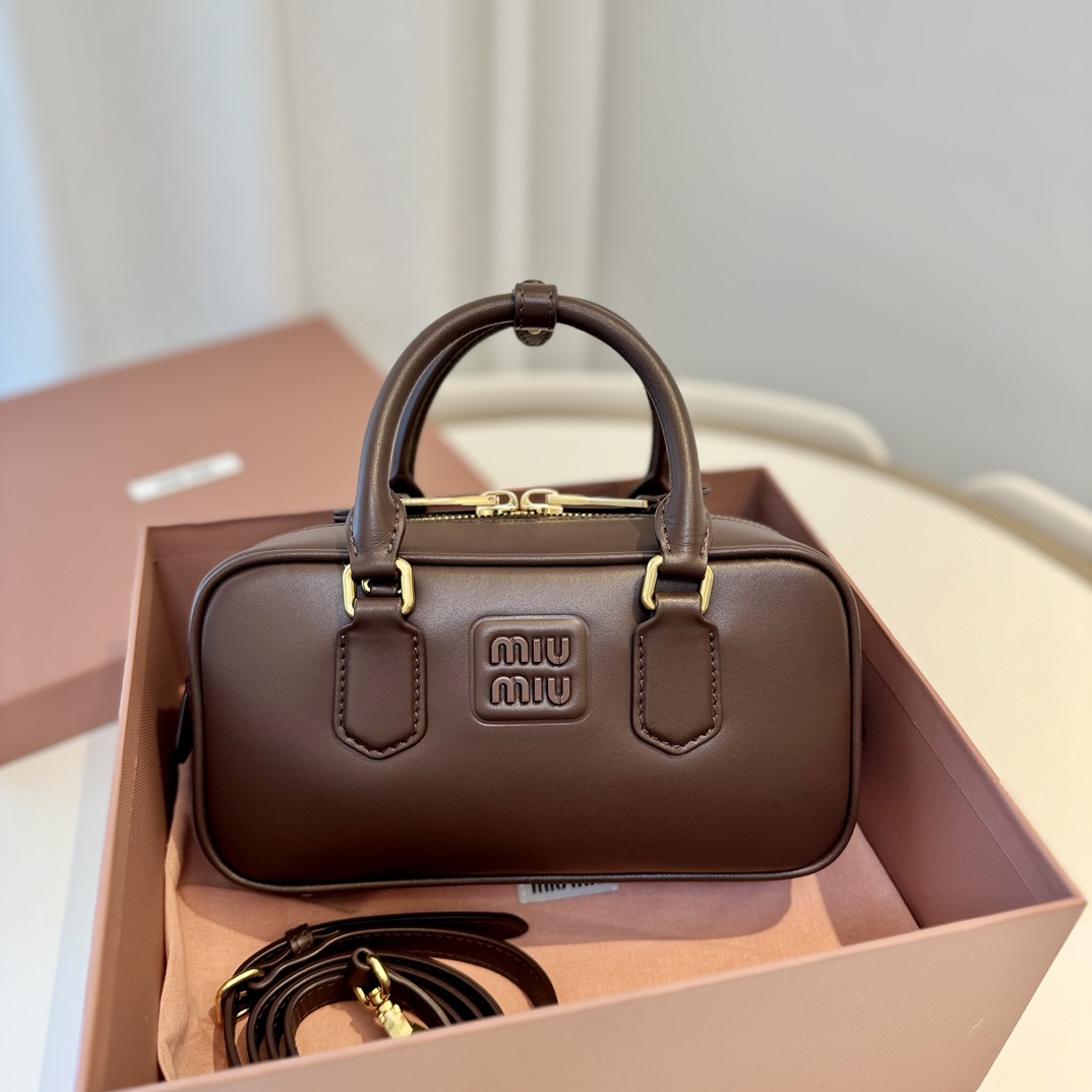 NO:187613,Big factory M Home New version, heather 5BB142, Miu Home New Bowling Bag, official website main promotion, absolutely popular this year, top imported calf leather, Miu Home's unique style Matelasse pattern, exquisite three-dimensional and stylish, the front engraving logo echoes the leather color, removable and adjustable leather long shoulder straps, cotton satin lining, zippered pockets, the same style of many celebrity internet celebrities, size 22X10.5X7.5Cm, with original packaging, Big factory MIUMIU, miumiu, cowhide19860909大厂货 M家 新版本,石楠木 5BB142,Miu家新款保龄球包包,官网主推,今年绝对爆款式,顶级进口小牛皮,Miu家独具风格Matelasse图案,包身精致立体有型,正面刻字徽标与皮革颜色相呼应,可拆卸可调节皮革长肩带,棉质缎面衬里,配拉链式口袋,众多明星网红同款,尺寸22X10.5X7.5Cm,配原版包装,大厂货MIUMIU,miumiu,cowhide,Bag