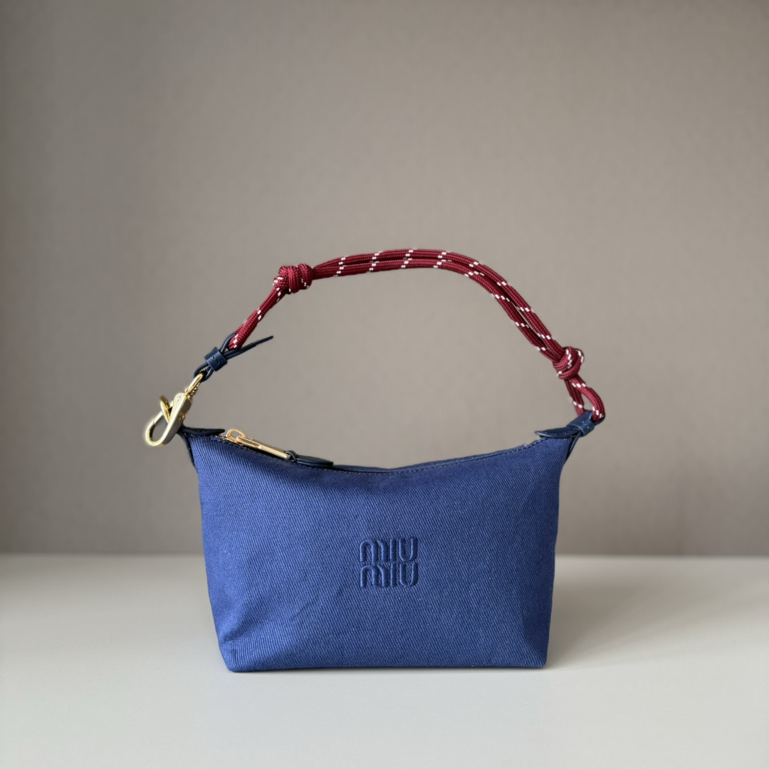 NO:187439,Large factory original leather 5NE841 new canvas lunch box bag, using twill waterproof canvas fabric, high-quality and practical texture, iconic embroidery micro-mark on the front, unique color woven wristband, absolute cost-effective king, can be carried by hand or underarm back, and can also match shoulder straps and crossbody according to personal preference, casual and versatile, forged inside, ultra-light, excellent capacity. Size bottom length 19cm, opening width 25.5cm, height 14cm, bottom width 10cm, large factory product MIUMIU, miumiu19860909大厂货 原厂皮 5NE841新品帆布饭盒包,采用斜纹防水帆布面料,质感高级又实用,正面标志性刺绣微标,独特彩色编织手腕带,绝对性价比之王,可手拎可腋下背,还可以根据个人喜好自己搭配肩带斜挎,休闲百搭,锻面内里,超轻,容量优秀 尺寸底长19cm,开口宽25.5cm,高14cm,底部宽10cm,大厂货MIUMIU,miumiu,Bag