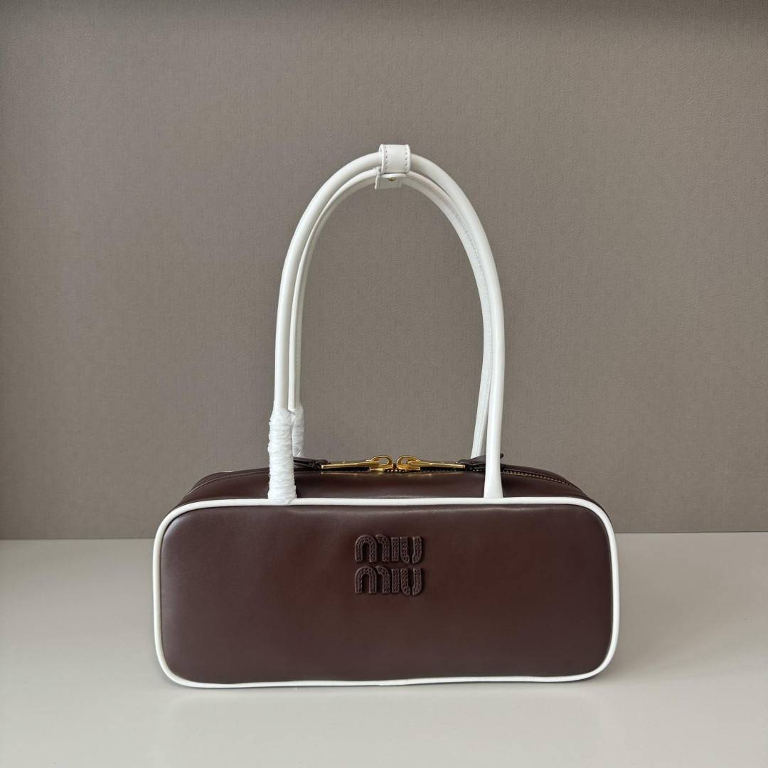 P750 5BB173 Nuevo bolso de bolos de Miu, con el último diseño bicolor, confeccionado en piel de becerro ultram suave, d…
