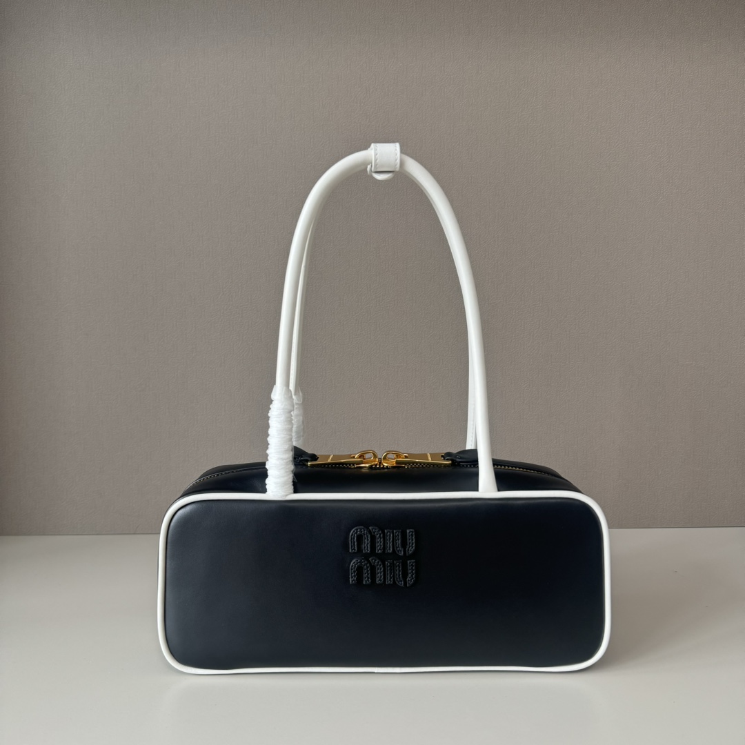 NO:187469,Big factory original leather 5BB173Miu new bowling ball, the latest two-color matching design, using super soft calf leather material, bold and innovative design perfectly interprets Miu's eclectic, chic, casual and inclusive attitude towards life. This bag is cool, freeze-shaped and exquisite multi-functional design, combining men's and women's clothing elements, casual and lazy, natural and free, full of personality, brand new canvas lining, it is not unreasonable to be popular all over the Internet, major fashion celebrities love to carry it Size 28X12X9cm with gift box, big factory goods MIUMIU, miumiu, cowhide19860909大厂货 原厂皮 5BB173Miu新品保龄球,最新双色搭配设计,采用超柔软小牛皮材质,大胆创新的设计完美诠释了Miu不拘一格,潇洒随意包容的人生态度,这款包包很酷,定格精致的多功能设计,融合男装和女装元素,随性慵懒,自然洒脱,充满个性,全新的帆布衬里,火遍全网不是没道理的,各大时尚搏主明星都爱背它 尺寸28X12X9cm配礼品盒,大厂货MIUMIU,miumiu,cowhide,Bag