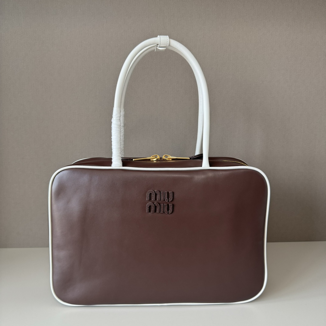 NO:187572,[Dafacturer Heather/Spun White] ｜Contrast Color Briefcase Miu's briefcase for spring and summer show this year has been added with contrasting color inlays, instantly transformed from nerdy to sporty, and the large-capacity briefcase that has become popular is here. The logo embossed logo in the same color is low-key and atmospheric. The leather is super soft and comfortable. The must-have item for the concave shape. It is very suitable for the need to bring more things when going out. Close your eyes~ Model number 5BB117. Size 35×Width 13×High 23cm. With gift boxes, large factory goods MIUMIU, miumiu.19860909【大厂货 石楠木/拼白】 ｜撞色公文包 Miu今年春夏秀款的公文包加入了撞色嵌条,瞬间由 nerdy变身 sporty,火到飞起的大容量公文包来啦 同色系logo浮雕徽标 低调大气 皮质超级柔软 触感很舒服 凹造型必入单品 非常适合出门要带多东西的需求 闭眼入～ 款号5BB117 尺寸长35×宽13×高23cm 配礼品盒,大厂货MIUMIU,miumiu,Bag