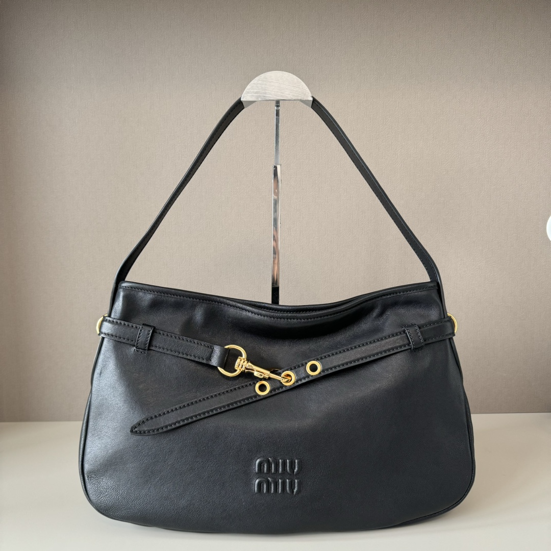 NO:187556,Big Factory Product 5BC181 new popular underarm mid-range bag, using new soft fat sheepskin, soft and high-end leather, this Aventure leather handbag is inspired by the Miu collection design in 2009. The structure has been adjusted to reinterpret the unique shape, rejuvenate a new personality, decorated with embossed letter logos, adding iconic elements, retro gold hardware accessories, linen-blend lining, zippered pockets inside, long wrists are suitable for handheld or single shoulder Size 40X24X7CM, Big Factory Product MIUMIU, miumiu, sheepskin19860909大厂货 5BC181新品爆款腋下中古包,采用全新柔脂羊皮,皮质柔软高级,这款Aventure 皮革手袋灵感源自09年Miu典藏设计,结构经过调整,重新诠释独特造型,焕发全新个性,饰以压花字母徽标,增添标志性元素,复古金色五金配件,亚麻混纺衬里,内配拉链口袋,长手腕适合用作手提或单肩 尺寸40X24X7CM,大厂货MIUMIU,miumiu,sheepskin,Bag