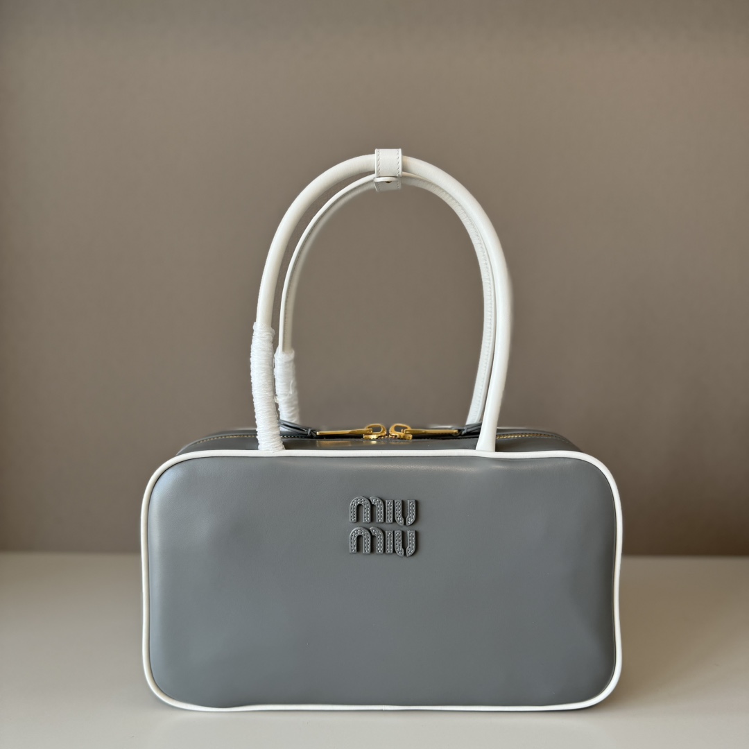 NO:187578,Big factory 5BB172MiuMiu New Size Briefcase, the latest two-color matching design, using top imported calf leather, smooth, delicate and soft leather, cotton satin lining, this bag is cool, freeze-shaped and exquisite multi-functional design, combining men's and women's clothing elements, casual and lazy, natural and free, full of personality, super large capacity and lightweight, simple but not simple, new size adaptability is higher, almost everyone has one for all fashion owners. Size 29 x 17 x 9cm with gift box, big factory MIUMIU, miumiu, cowhide19860909大厂货 5BB172MiuMiu新尺寸公文包,最新双色搭配设计,采用顶级进口小牛皮,皮质光滑细腻柔软,棉质缎面衬里,这款包包很酷,定格精致的多功能设计,融合男装和女装元素,随性慵懒,自然洒脱,充满个性,超大容量还很轻便,简约却不简单,新尺寸适配度更高,各大时尚搏主几乎人手一个 尺寸29 x 17 x 9cm配礼品盒,大厂货MIUMIU,miumiu,cowhide,Bag