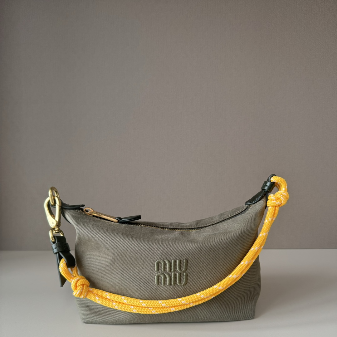 NO:187836,Big factory 5NE841 new canvas lunch box bag, using twill waterproof canvas fabric, high-quality and practical texture, iconic embroidery micro-mark on the front, unique color woven wristband, absolute cost-effective king, can be carried by hand or underarm back, and can also match shoulder straps with crossbody according to personal preference, casual and versatile, forged inside, ultra-light, excellent capacity. Size: bottom length 19cm, opening width 25.5cm, height 14cm, bottom width 10cm, gift box, big factory MIUMIU, miumiu19860909大厂货 5NE841新品帆布饭盒包,采用斜纹防水帆布面料,质感高级又实用,正面标志性刺绣微标,独特彩色编织手腕带,绝对性价比之王,可手拎可腋下背,还可以根据个人喜好自己搭配肩带斜挎,休闲百搭,锻面内里,超轻,容量优秀 尺寸底长19cm,开口宽25.5cm,高14cm,底部宽10cm,配礼品盒,大厂货MIUMIU,miumiu,Bag