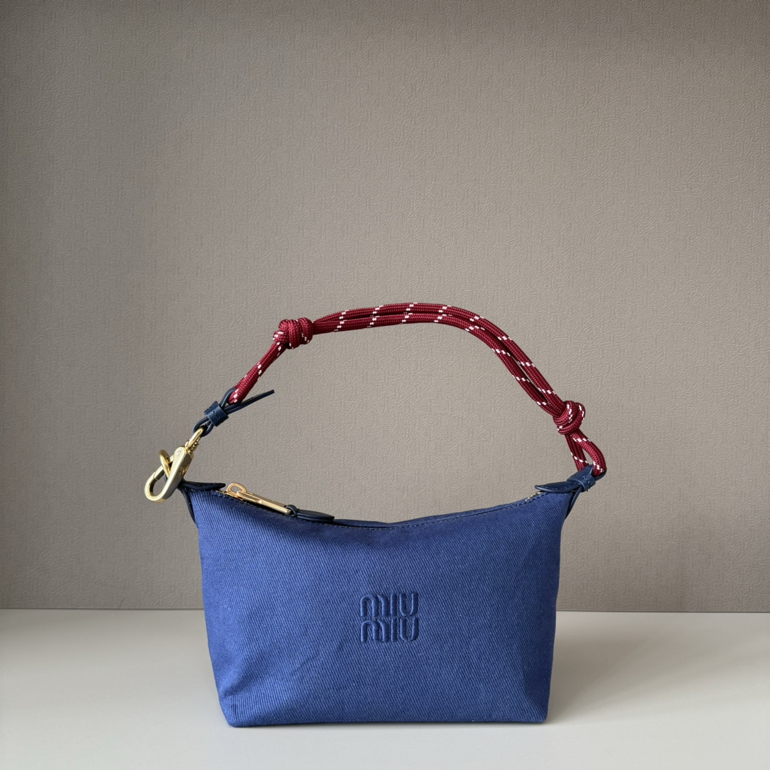 NO:341269,5NE841 new canvas lunch box bag, using twill waterproof canvas fabric, with high-quality texture and practical, with iconic embroidery micro-mark on the front, unique color woven wristband, absolute cost-effectiveness king, can be carried by hand or underarm back, and can also match shoulder straps and crossbody according to personal preference, casual and versatile, forged inside, ultra-light, excellent capacity. The size is 19cm bottom length, 25.5cm wide opening width, 14cm high, 10cm wide at the bottom, with gift boxes, large-scale goods MIUMIU, miumiu198609095NE841新品帆布饭盒包,采用斜纹防水帆布面料,质感高级又实用,正面标志性刺绣微标,独特彩色编织手腕带,绝对性价比之王,可手拎可腋下背,还可以根据个人喜好自己搭配肩带斜挎,休闲百搭,锻面内里,超轻,容量优秀 尺寸底长19cm,开口宽25.5cm,高14cm,底部宽10cm,配礼品盒,大厂货MIUMIU,miumiu,Bag