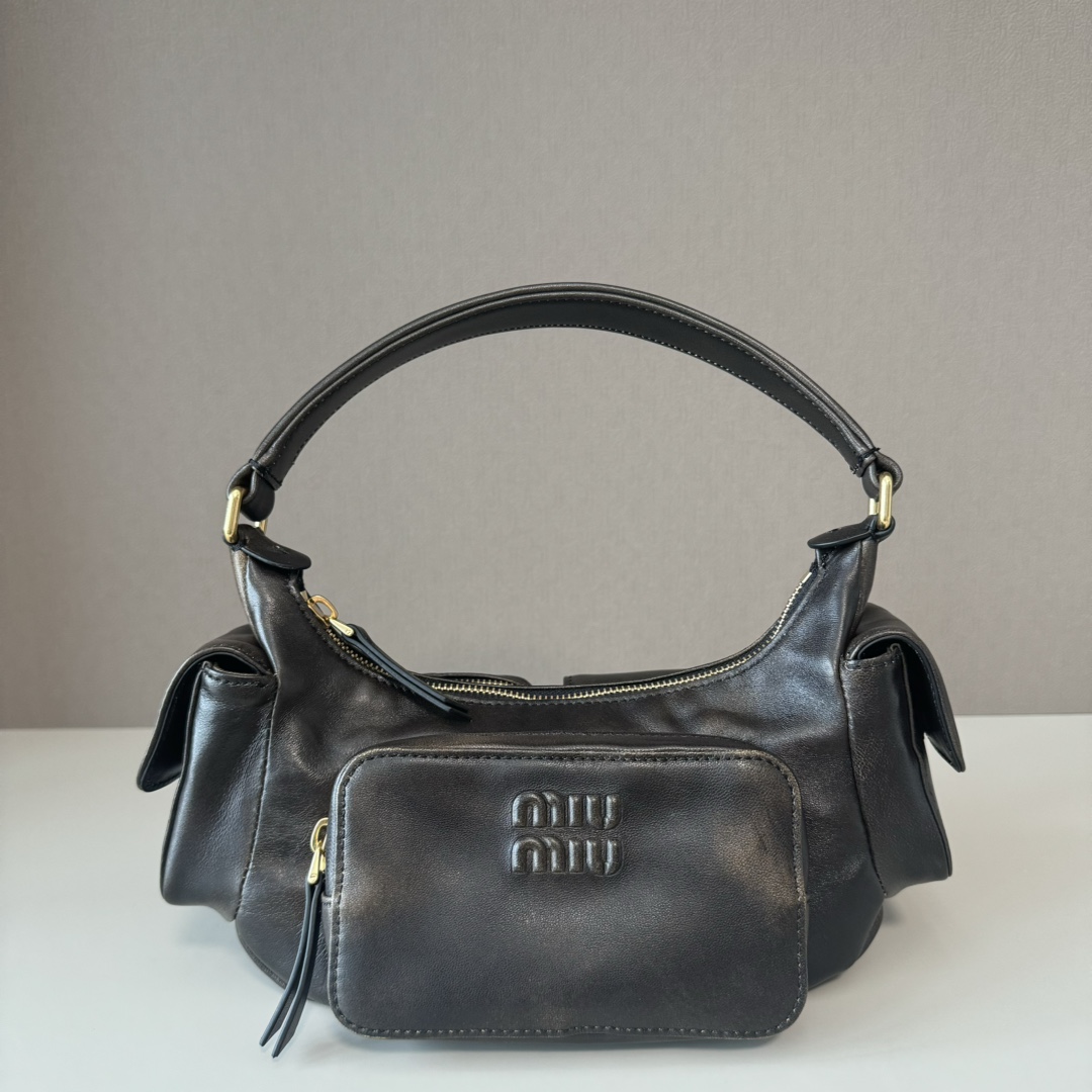 P830 5BC146, el bolso más especial de MiuMiu este año, estilo motero, confeccionado en piel de cordero importada de pri…