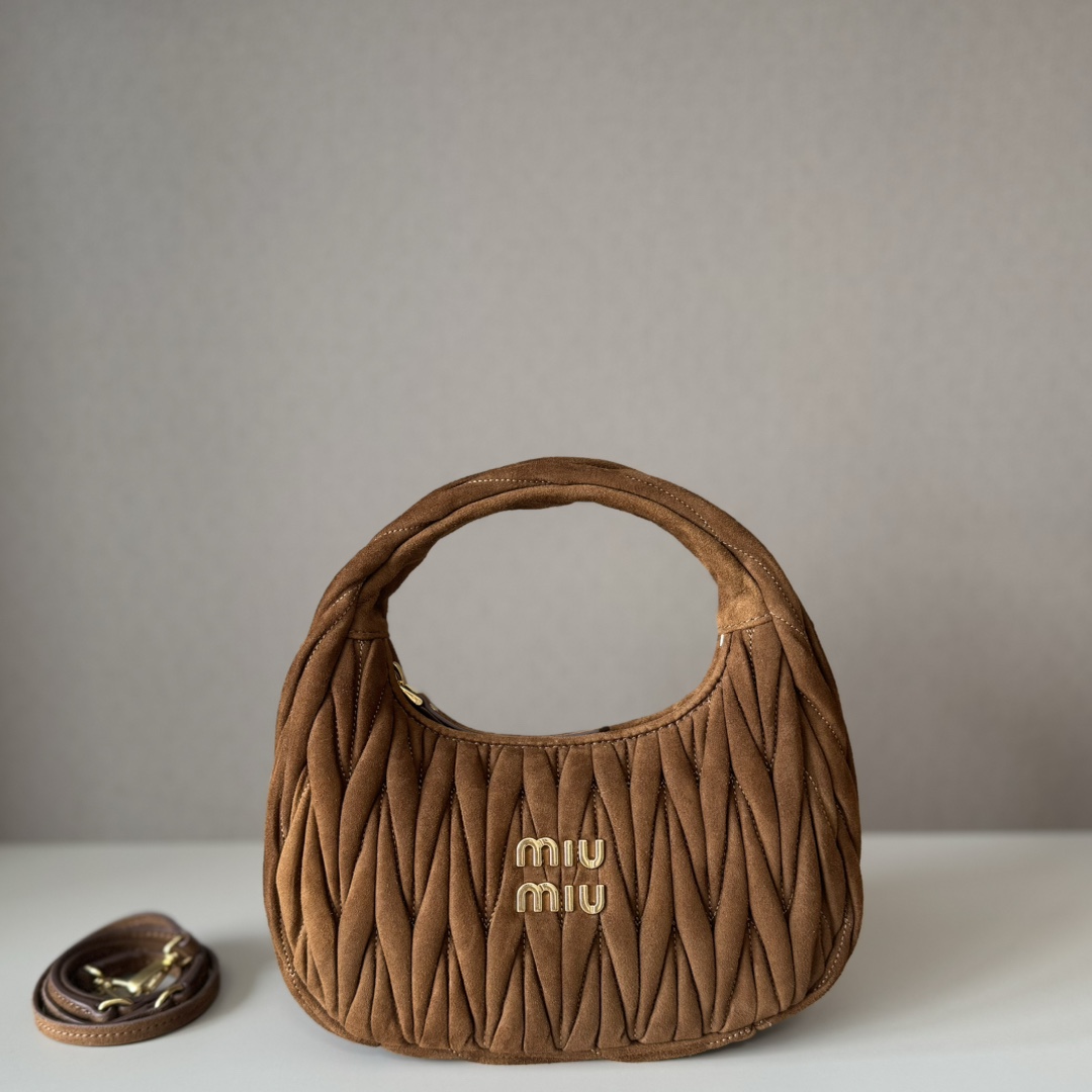 NO:768685,Big factory goods 5BC125MiuMiu new version suede leather MiuWaner suede leather handbag, this year's super popular deerskin material, a must-have item for autumn and winter, retro frosted hardware, using round curves, retaining the playfulness it should have, the overall shape of the bag is stiff and stylish, full of personality, can be sweet or salty, the capacity can be light. Size 23 x 13 x 7cm, with original packaging, big factory goods MIUMIU, miumiu19860909大厂货 5BC125MiuMiu新品对版麂绒皮 MiuWaner麂绒皮手袋,今年超火的鹿皮材质,秋冬必备单品,复古磨砂五金,利用圆孤的曲线,保留了应有的俏皮感,包型整体硬挺有型,充满个性,可甜可盐,容量可光 尺寸23 x 13 x 7cm 配原版包装,大厂货MIUMIU,miumiu,Bag