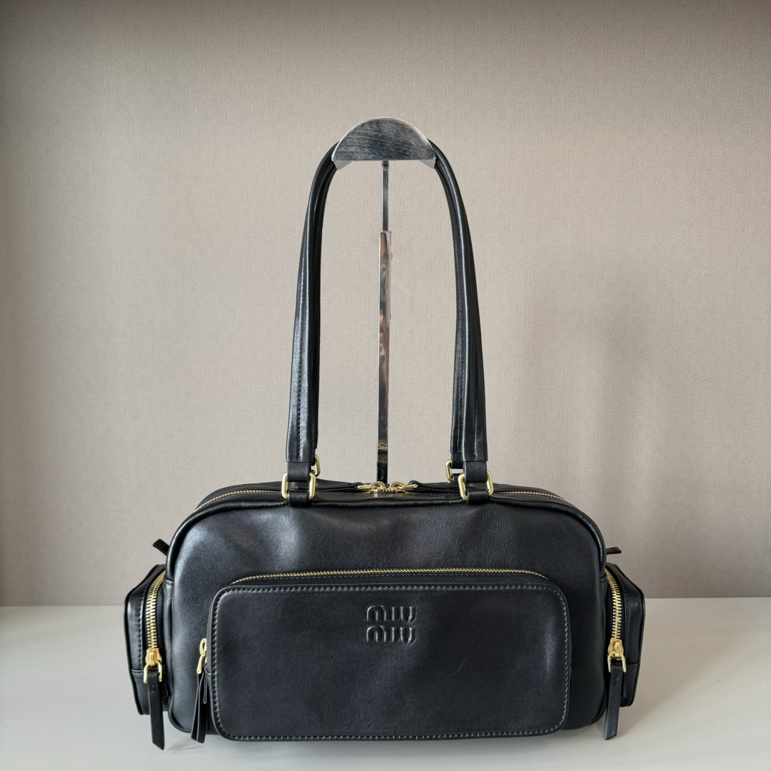 P950 5BB175 nuevo bolso de moto vintage de estilo característico de Miu, con trabajo súper pesado, utiliza una versión …