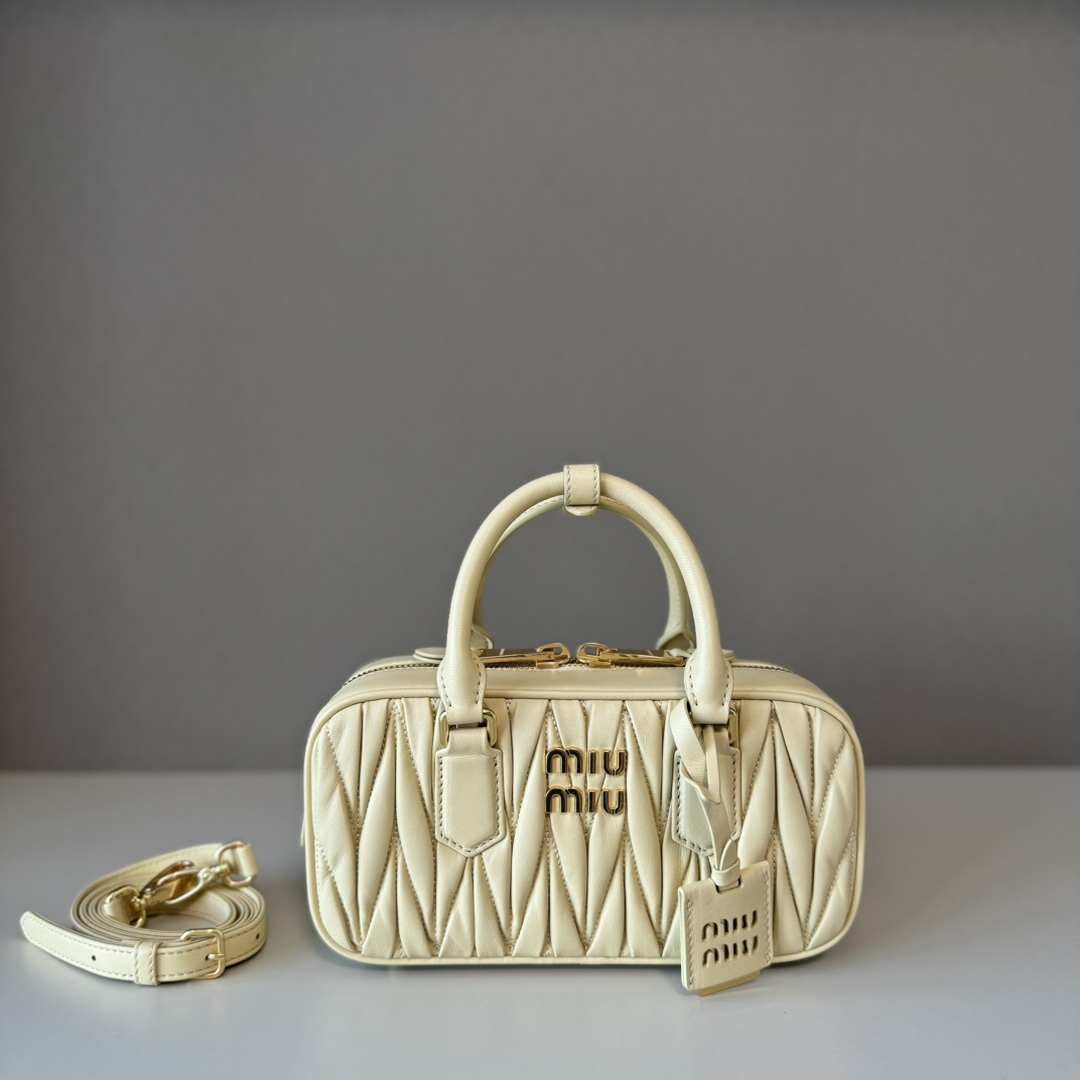 NO:337816,Big factory M Home New Product 5BB142, M Home New Bowling Bag, official website main recommendation, this year's absolutely popular style, top imported lambskin, Miu Home's unique style Matelasse pattern, exquisite three-dimensional and stylish body, front engraving logo echoes the leather color, removable and adjustable leather long shoulder straps, cotton satin lining, zippered pocket, the same style of many celebrity internet celebrities Size 22X10.5X7.5 cm With original packaging, Big factory MIUMIU, miumiu, sheepskin19860909大厂货 M家新品 5BB142,M家新款保龄球包包,官网主推,今年绝对爆款式,顶级进口小羊皮,Miu家独具风格Matelasse图案,包身精致立体有型,正面刻字徽标与皮革颜色相呼应,可拆卸可调节皮革长肩带,棉质缎面衬里,配拉链式口袋,众多明星网红同款 尺寸22X10.5X7.5 cm 配原版包装,大厂货MIUMIU,miumiu,sheepskin,Bag