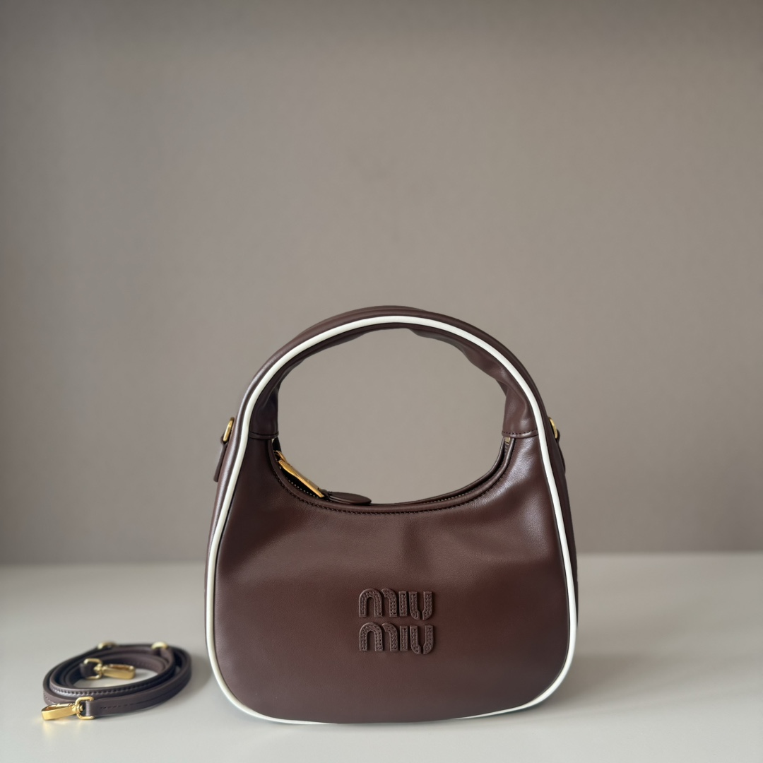 NO:337990,Big factory goods Original leather spot {heather wood white patchwork} New Gymnasium series handbags New style Wander New moon bags are simply color collision artwork, eye-catching, sports and casual, yet stylish, perfectly integrated into sports and fashion, it is simply a high-end fashionable street-fighting artifact, with long shoulder straps that can make the crossbody more playful and cute. Model number 5BC/5746 Size bottom length 22x height 23x width 7cm, Big factory goods MIUMIU, miumiu19860909大厂货 原厂皮现货｛石楠木拼白｝ 新款 Gymnasium 系列手袋 新款 wander 新月包简直是色彩碰撞艺术品,亮眼吸睛,运动休闲又不失格调,完美融入运动与时尚,简直是高阶时髦炸街神器,搭配的长肩带可以斜挎更加俏皮可爱 款号5BC/5746 尺寸底长22x高23x宽7cm,大厂货MIUMIU,miumiu,Bag