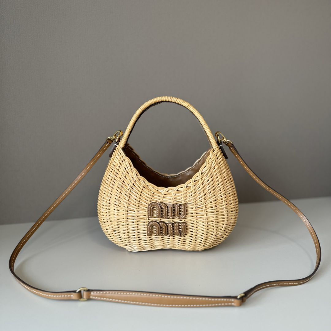 P630 5BC125, bolso cesta de mimbre estilo vacacional campestre de verano de Miu Miu, con logotipo de piel cosido a mano…