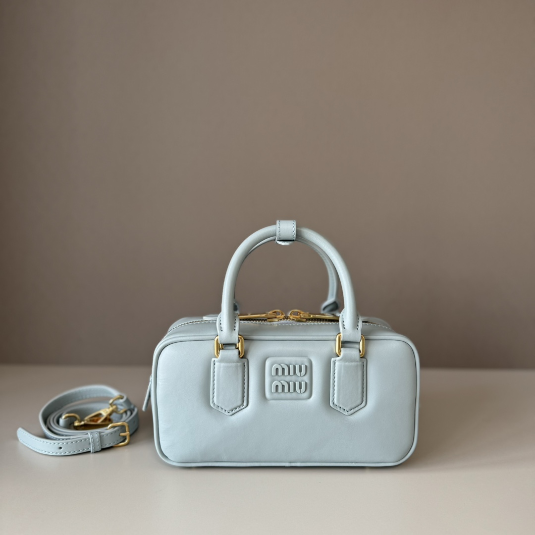 NO:340615,Super-grade original leather M Home New version, Lake Blue 5BB142, Miu Home's new bowling bag, official website main promotion, absolutely popular this year, top imported calf leather, Miu Home's unique style Matelasse pattern, exquisite three-dimensional and stylish, the front engraving logo echoes the leather color, removable and adjustable leather long shoulder straps, cotton satin lining, and zippered pockets, the same style of many celebrity internet celebrities, size 22X10.5X7.5Cm, with original packaging, large-scale MIUMIU, miumiu, cowhide19860909特级 原厂皮 M家 新版本,湖蓝色 5BB142,Miu家新款保龄球包包,官网主推,今年绝对爆款式,顶级进口小牛皮,Miu家独具风格Matelasse图案,包身精致立体有型,正面刻字徽标与皮革颜色相呼应,可拆卸可调节皮革长肩带,棉质缎面衬里,配拉链式口袋,众多明星网红同款,尺寸22X10.5X7.5Cm,配原版包装,大厂货MIUMIU,miumiu,cowhide,Bag