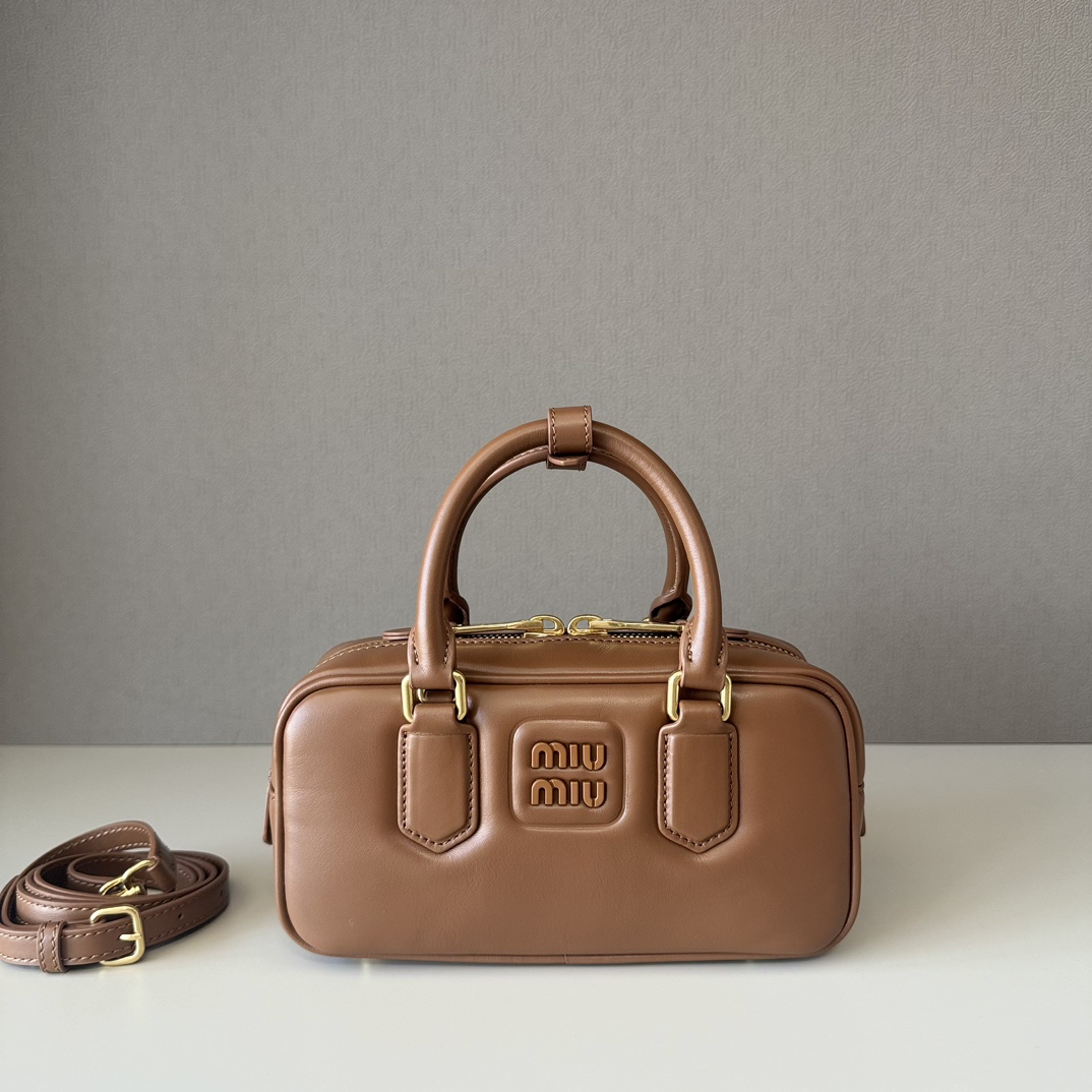 P630 Miumiu nueva versión, marrón 5BB142, el nuevo bolso de bolos de Miu, promocionado en la web oficial, este año será…