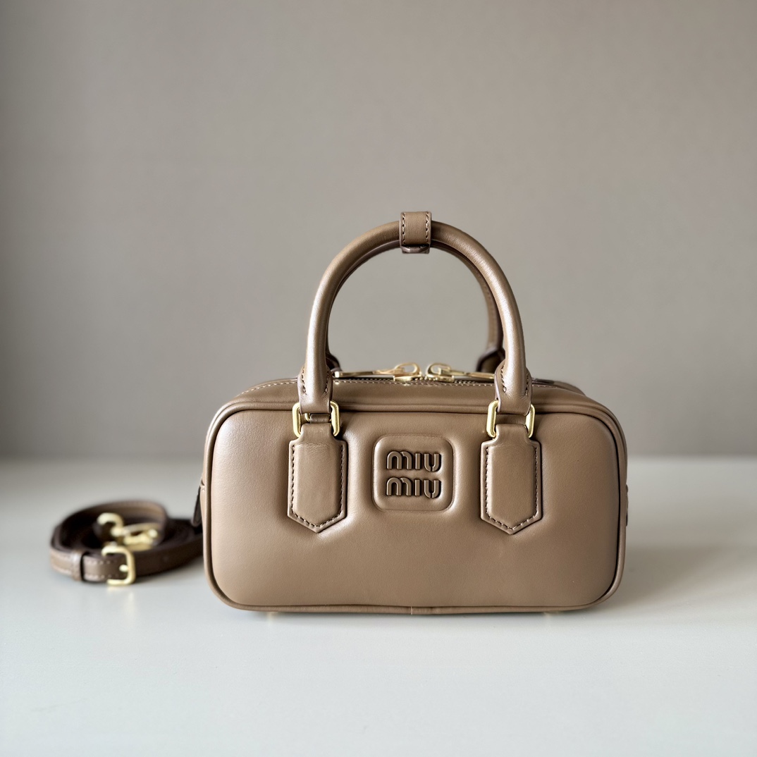 P630 nueva versión color tundra 5BB142, nuevo bolso de bolos de Miu, promocionado en la web oficial, definitivamente el…