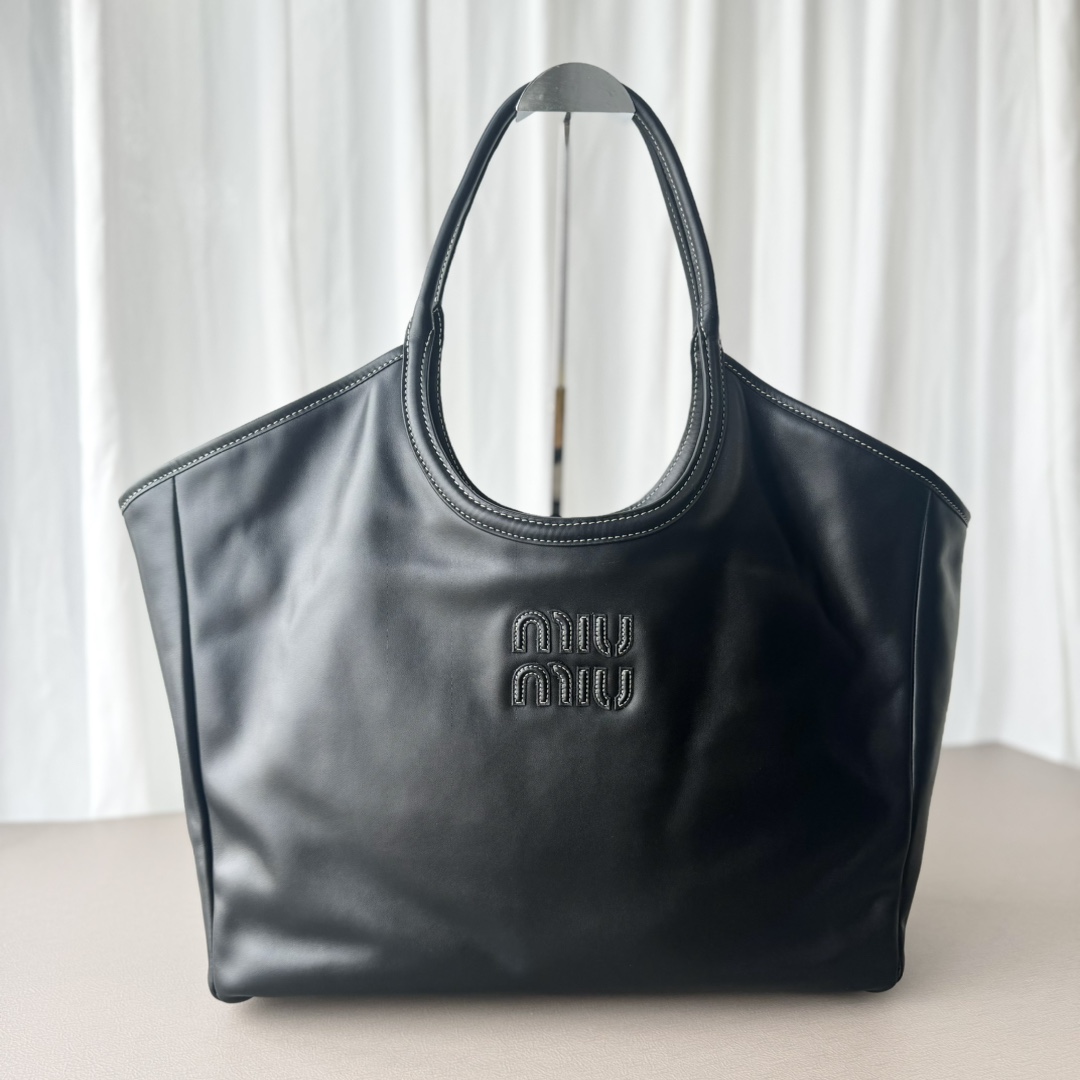 P950 talla grande, bolso de hombro de piel negra 𝐌𝐈𝐔𝐌𝐈𝐔 edición limitada Isetan, versión limitada lanzada en el P…