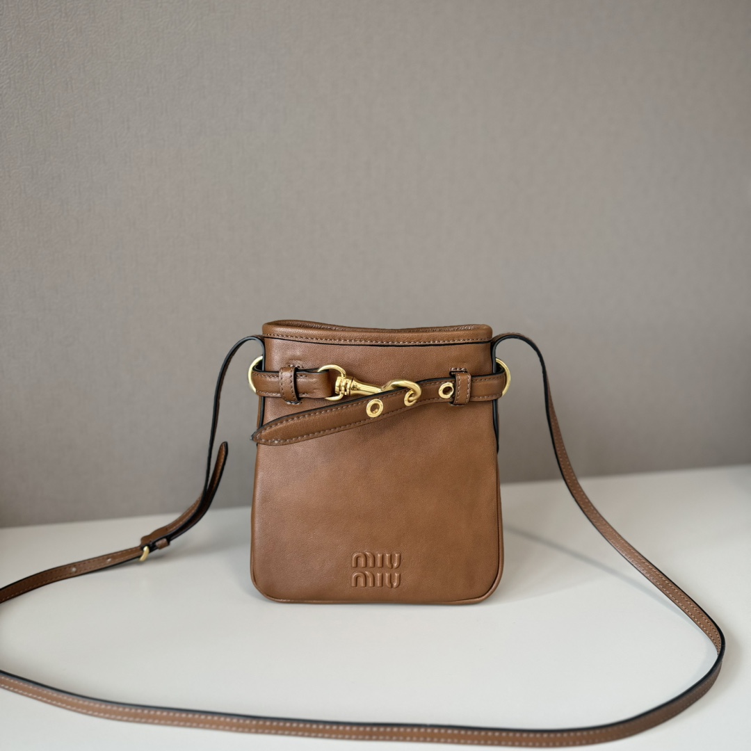 NO:574127,Special Miu Miu new mini lucky bag small bucket bag Aventure, made of top-grade imported lambskin, the leather is super soft, very cost-effective, can control various styles, very playful and cute, can be shouldered, cross-body, hand-held, and the shape is changeable, the bag is small but very versatile Model: 5NR461 Size 19 x 17 x 4.5cm Comes with original packaging, big factory goods MIUMIU, miumiu, sheepskin19860909特级 Miu Miu 新品迷你福袋小水桶包Aventure,采用顶级进口小羊皮,皮质超级柔软,性价比超高,能驾驭各种风格,非常俏皮可爱,可以单肩,斜挎,手提,,造型多变,包包虽小却非常能装 型号:5NR461 尺寸19 x 17 x 4.5cm 配原版包装,大厂货MIUMIU,miumiu,sheepskin,Bag
