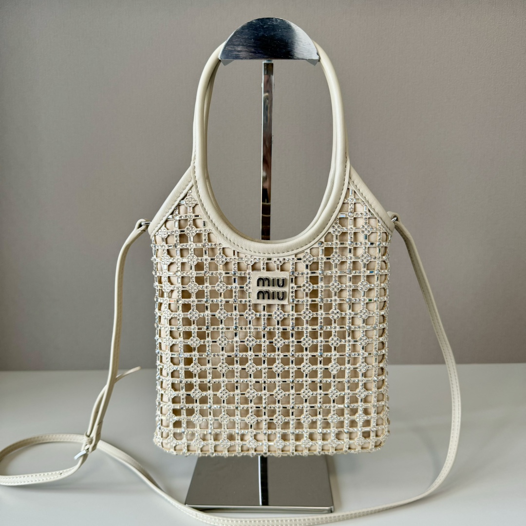 P630 Nuevo modelo de Miu, bolso de diamantes 5BA281. Este bolso está cubierto de patrones geométricos de cristales arti…