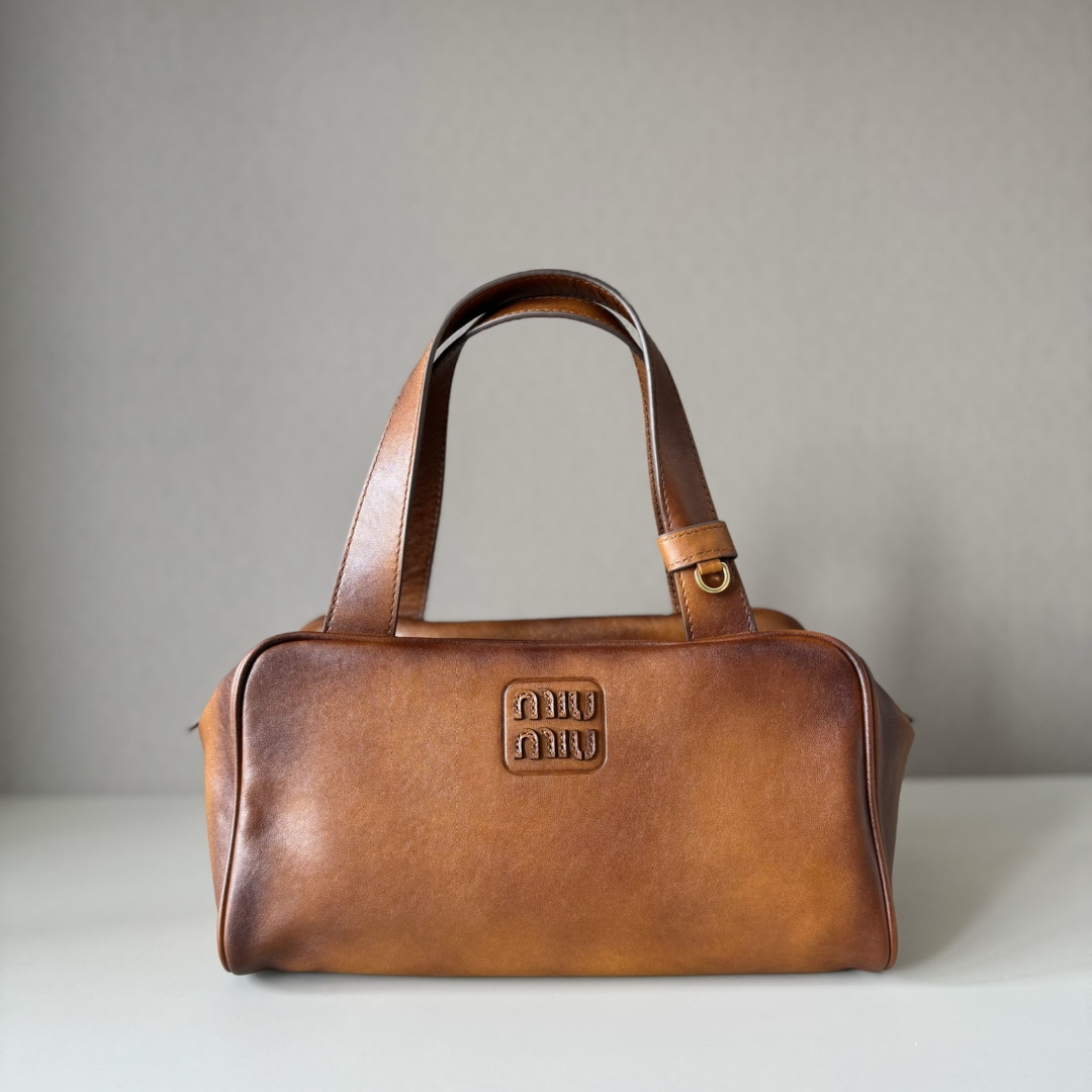 NO:340585,Extra grade original leather 5BB182, new popular underarm bowling bag, the new interpretation of this handbag features a flat handle, elegant logo on the front and the subtle luster of soft calfskin, reflecting the exquisite experimental spirit of Miu M. The leather is soft and high-end, the style is novel and unique, sable lining, and the inner zippered pocket, the wrist is suitable for use as a handheld or single shoulder. Size 28 x 15 x 13cm, large-scale MIUMIU, miumiu, cowhide19860909特级 原厂皮 5BB182,新品爆款腋下保龄球包,这款手提包的新演绎以平坦的手柄,正面优雅徽标以及柔软小牛皮的微妙光泽为特色,体现Miu M的精致实验精神,皮质柔软高级,风格新颖独特,棉缎衬里,内配拉链口袋,手腕适合用作手提或单肩 尺寸28 x 15 x 13cm,大厂货MIUMIU,miumiu,cowhide,Bag