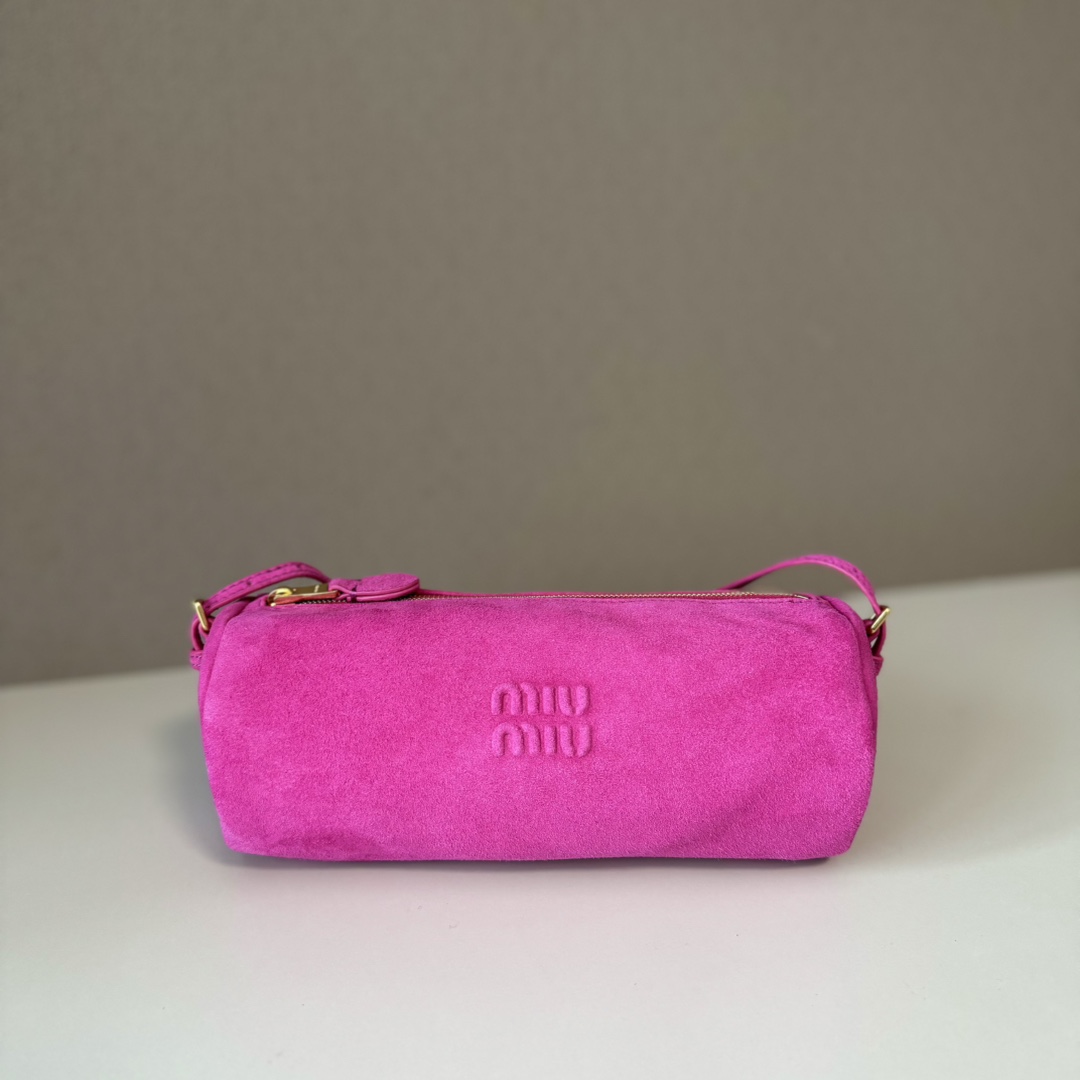 P390 𝐌𝐈𝐔𝐌𝐈🖤 pequeño bolso cilíndrico redondo, nuevo estilo de piel mate, forma redonda que se ve pequeña y delica…