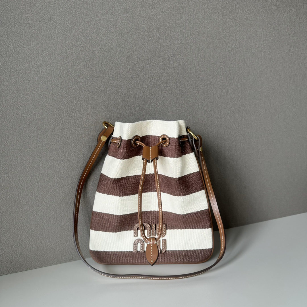 NO:340593,Super-grade original leather M home new product 5ND016 new striped lucky bag bag, material is no different from genuine product, the bag is small and exquisite overall, and it is more practical with leather shoulder straps. You can hold it in your hands and back on your armpit when you go out in summer. Size 20 X 23 cm, large-scale MIUMIU, miumiu19860909特级 原厂皮 M家新品 5ND016新品条纹福袋包,材质与正品无差异,包包整体小巧精致,搭配皮革肩带实用性更佳,夏日出门可手拿可腋下背,尺寸20 X 23 cm,大厂货MIUMIU,miumiu,Bag