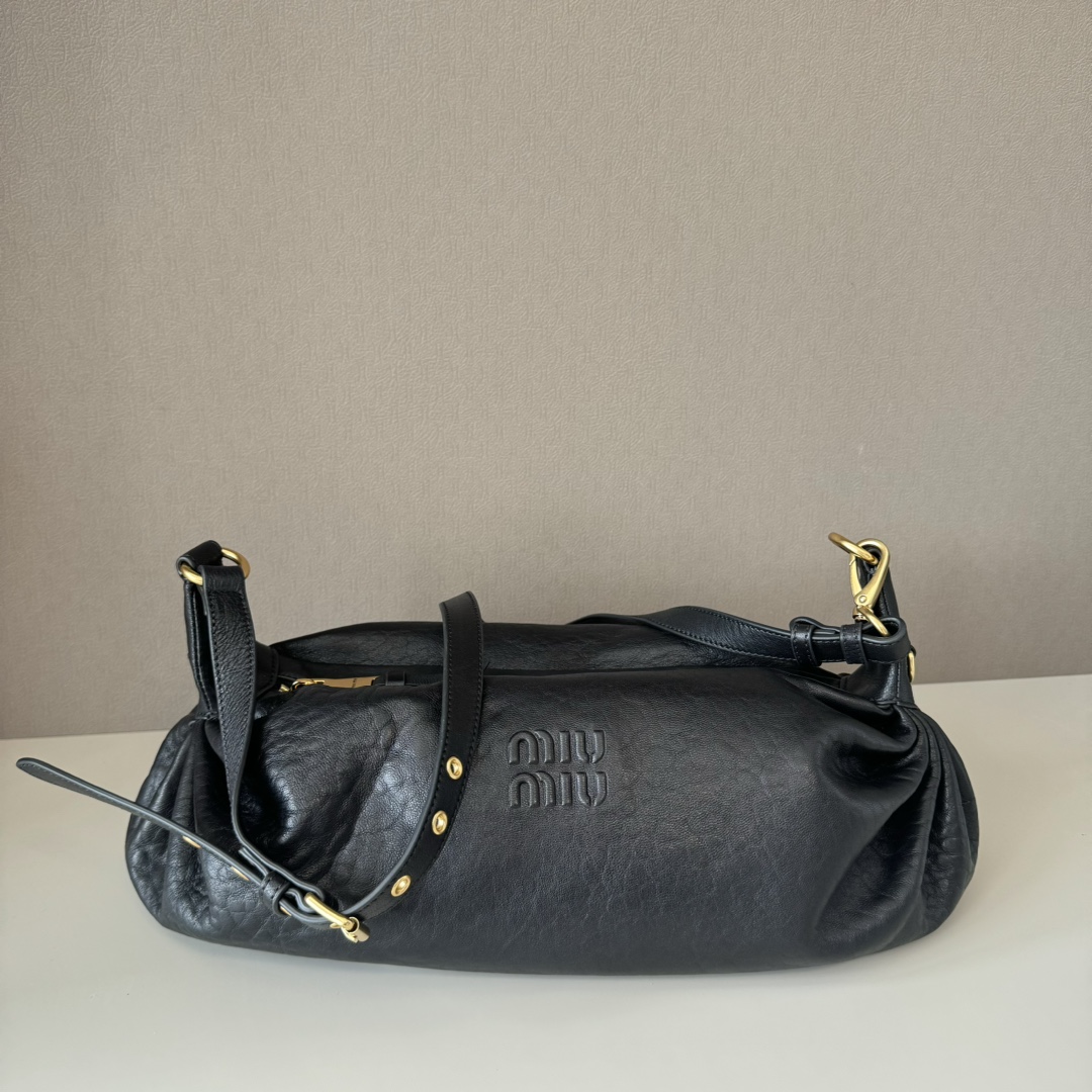 NO:341260,The super-grade 5BB001miu 25 new product hit one-shoulder crossbody bag, using imported cowhide, soft and high-end leather, and a super good texture!  Decorated with embossed letters, adding iconic elements, retro gold hardware accessories, linen-blend lining, zipper patch pockets in the inner lining, long shoulder straps can be adjusted on both sides, one shoulder, crossbody, underarm back, hand hold, bag is very light, large capacity, can control various lattice sizes 43 x 17 x 17cm, large manufacturer MIUMIU, miumiu, satchels, crossbody bags, cowhide19860909特级  5BB001miu25年新品爆款单肩斜挎包,采用进口牛皮,皮质柔软高级,质感超好！饰以压花字母微标,增添标志性元素,复古金色五金配件,亚麻混纺衬里,内里配拉链贴袋,长肩带2边都可以调节,可以单肩,斜挎,腋下背,手拿,包包很轻,容量很大,能驾驭各种分格尺寸43 x 17 x 17cm,大厂货MIUMIU,miumiu,satchels,crossbody bags,cowhide,Bag