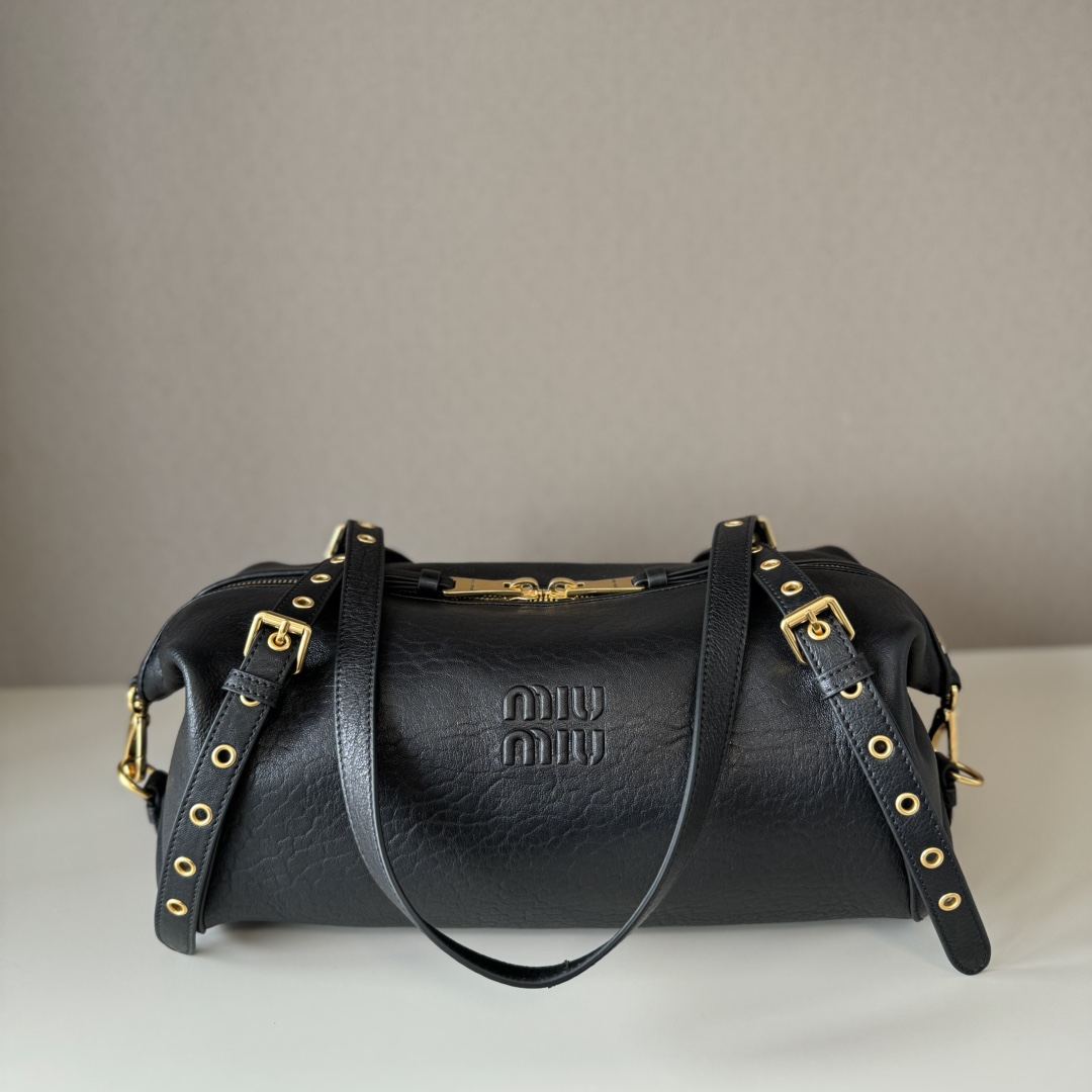 NO:341304,The super-grade 5BB002miu 25 new product hit one-shoulder underarm bag, using imported cowhide, soft and high-end leather, and super good texture!  Decorated with embossed letters, adding iconic elements, retro gold hardware accessories, linen-blend lining, zipper patch pockets in the inner lining, long shoulder straps can be adjusted on both sides, can be single shoulder, underarm back, hand hold, bag is very light, large capacity, can control various grid sizes 38 x 18 x 17cm, large manufacturer MIUMIU, miumiu, cowhide19860909特级  5BB002miu25年新品爆款单肩腋下包,采用进口牛皮,皮质柔软高级,质感超好！饰以压花字母微标,增添标志性元素,复古金色五金配件,亚麻混纺衬里,内里配拉链贴袋,长肩带2边都可以调节,可以单肩,腋下背,手拿,包包很轻,容量很大,能驾驭各种分格尺寸38 x 18 x 17cm,大厂货MIUMIU,miumiu,cowhide,Bag