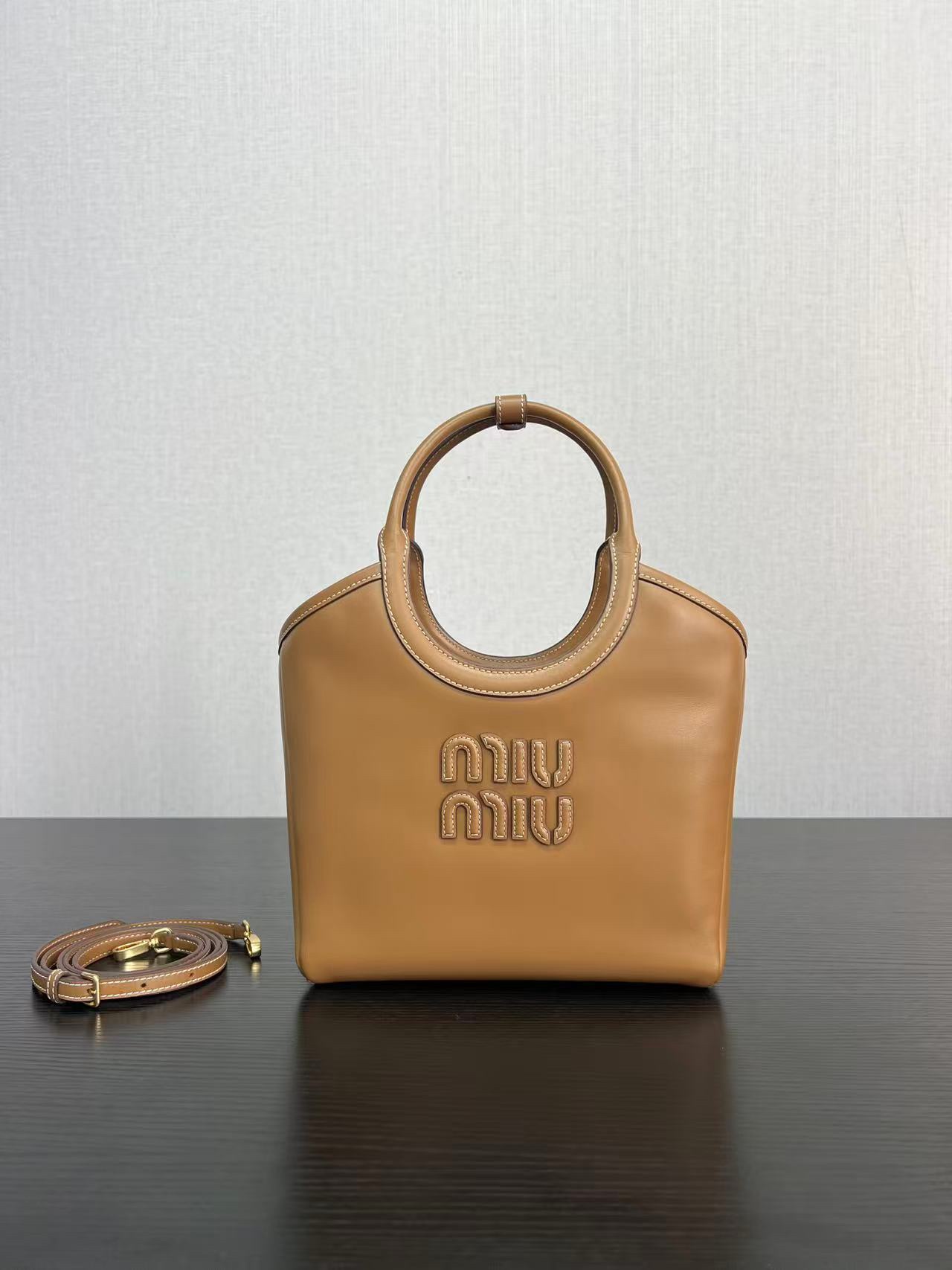 P740 Pequeño [todo piel] 𝐌𝐈𝐔𝐌𝐈𝐔 edición limitada de Isetan, bolso de axila, edición limitada lanzada en septiembr…