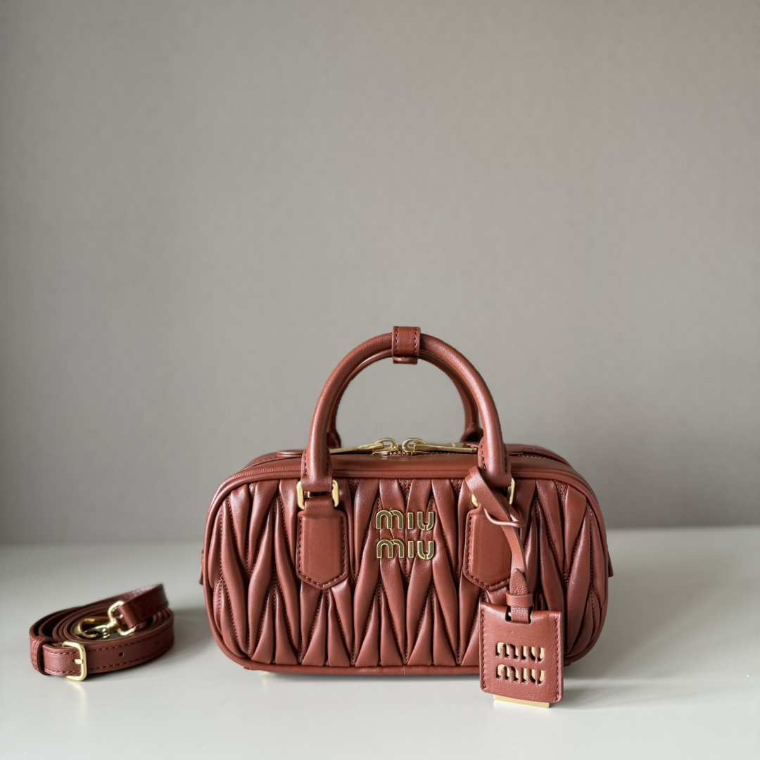P740 Miumiu nuevo ⚠️ 5BB142, nuevo bolso de bolos de M, promocionado en la web oficial, definitivamente el estilo más p…